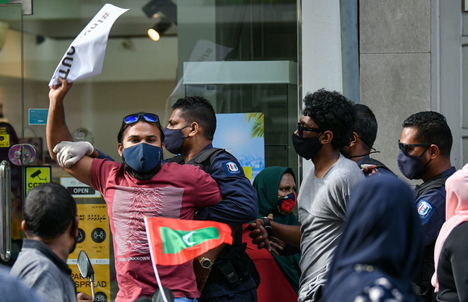މާލެ: ސެޕްޓެމްބަރު 12، 2020- ސަރުކާރާ ދެކޮޅަށް މާލޭގައި މިއަދު ހަވީރު ބާއްވަން އުޅުނު ސައިކަލް ބުރު ހުއްޓުވައި، ޒުވާނަކު ހައްޔަރުކުރަން ފުލުހަކު މަސައްކަތް ކުރަނީ: ސައިކަލް ބުރު ރަނގަޅަށް ނުފެށެނީސް ފުލުހުން ވަނީ އެ ހަރަކާތް ހުއްޓުވައި 41 މީހަކު ހައްޔަރުކޮށްފައި. އަދި ބައެއް ސައިކަލްތައް ވެސް ޓޯކުރި.---ފޮޓޯ: އަހުމަދު އަވްޝަން އިލްޔާސް/މިހާރު