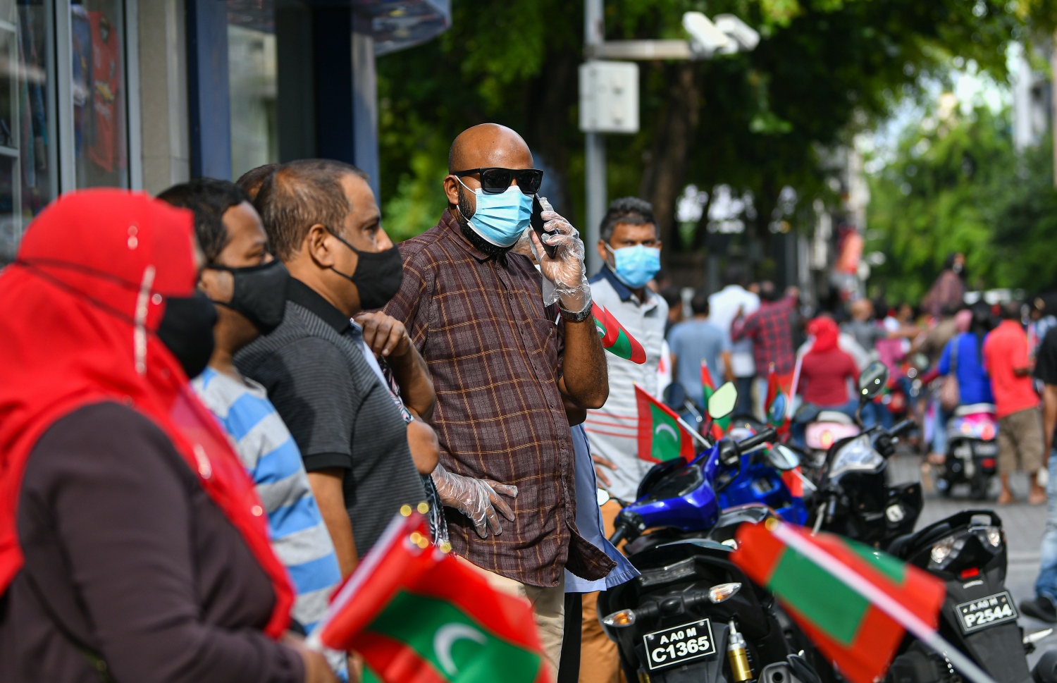 މާލެ: ސެޕްޓެމްބަރު 12، 2020- ސަރުކާރާ ދެކޮޅަށް މާލޭގައި މިއަދު ހަވީރު ބާއްވަން އުޅުނު ސައިކަލް ބުރު ކުރިއަށް ގެންދަން މަސައްކަތް ކުރި ވަގުތު އިދިކޮޅު ޕީޕީއެމް/ޕީއެންސީ ކޯލިޝަންގެ ބައެއް އިސްވެރިން މަންޒަރު ބައްލަވަނީ: އިދިކޮޅުން ބުނީ މި ހަރަކާތް އިންތިޒާމުކުރީ އެ ކޯލިޝަނުން ނޫން ކަމަށް. ސައިކަލް ބުރު ރަނގަޅަށް ނުފެށެނީސް ފުލުހުން ވަނީ އެ ހަރަކާތް ހުއްޓުވައި 41 މީހަކު ހައްޔަރުކޮށްފައި. އަދި ބައެއް ސައިކަލްތައް ވެސް ޓޯކުރި.---ފޮޓޯ: އަހުމަދު އަވްޝަން އިލްޔާސް/މިހާރު