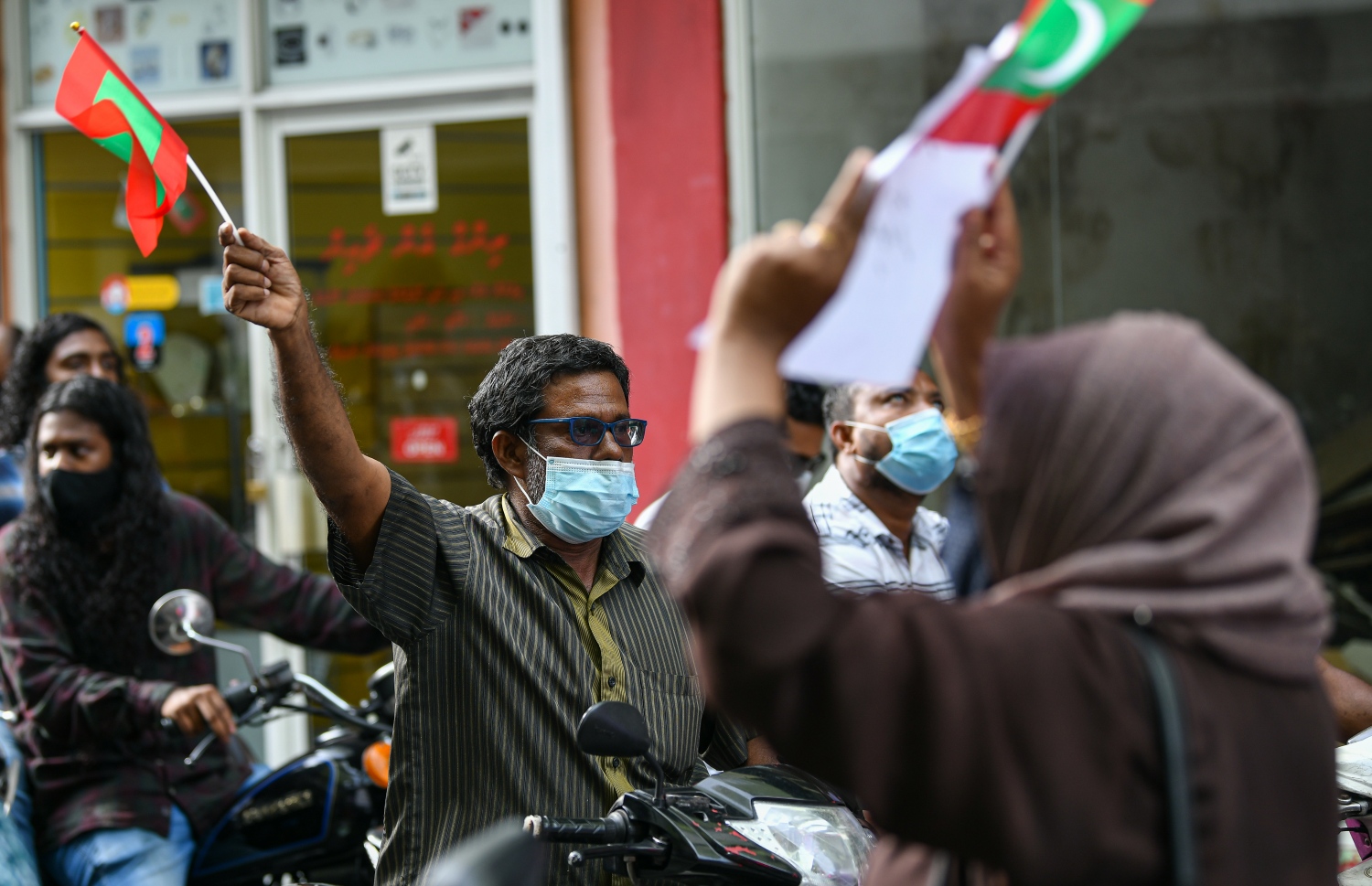 މާލެ: ސެޕްޓެމްބަރު 12، 2020- ސަރުކާރާ ދެކޮޅަށް މާލޭގައި މިއަދު ހަވީރު ބާއްވަން އުޅުނު ސައިކަލް ބުރުގެ ބައެއް ބައިވެރިން ގައުމީ ދިދަ އާއި ސަރުކާރާ ދެކޮޅު ޝުއޫރު ހިފަހައްޓައިގެން: ސައިކަލް ބުރު ރަނގަޅަށް ނުފެށެނީސް ފުލުހުން ވަނީ އެ ހަރަކާތް ހުއްޓުވައި 41 މީހަކު ހައްޔަރުކޮށްފައި. އަދި ބައެއް ސައިކަލްތައް ވެސް ޓޯކުރި.---ފޮޓޯ: އަހުމަދު އަވްޝަން އިލްޔާސް/މިހާރު