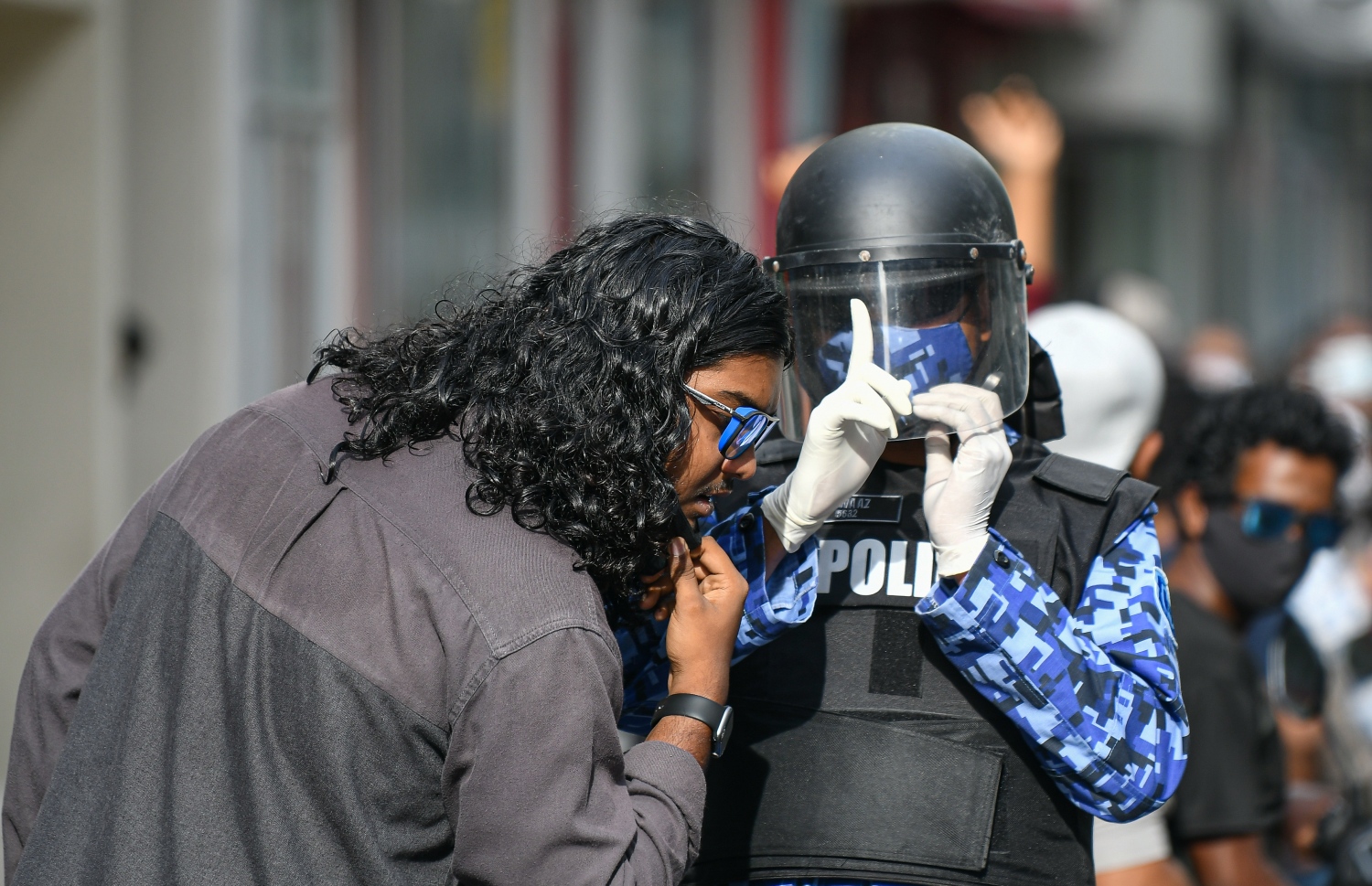 މާލެ: ސެޕްޓެމްބަރު 12، 2020- ސަރުކާރާ ދެކޮޅަށް މާލޭގައި މިއަދު ހަވީރު ބާއްވަން އުޅުނު ސައިކަލް ބުރުގެ ބައިވެރިއަކާ ފުލުހަކު ވާހަކަ ދައްކަނީ: ސައިކަލް ބުރު ރަނގަޅަށް ނުފެށެނީސް ފުލުހުން ވަނީ އެ ހަރަކާތް ހުއްޓުވައި 41 މީހަކު ހައްޔަރުކޮށްފައި. އަދި ބައެއް ސައިކަލްތައް ވެސް ޓޯކުރި.---ފޮޓޯ: އަހުމަދު އަވްޝަން އިލްޔާސް/މިހާރު