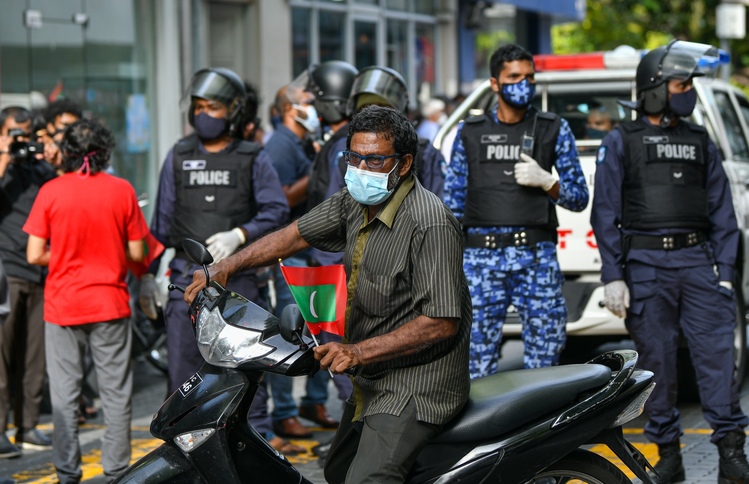 މާލެ: ސެޕްޓެމްބަރު 12، 2020- ސަރުކާރާ ދެކޮޅަށް މާލޭގައި މިއަދު ހަވީރު ބާއްވަން އުޅުނު ސައިކަލް ބުރު ހުއްޓުވަން ފުލުހުން މަސައްކަތް ކުރަނީ: ސައިކަލް ބުރު ރަނގަޅަށް ނުފެށެނީސް ފުލުހުން ވަނީ އެ ހަރަކާތް ހުއްޓުވައި 41 މީހަކު ހައްޔަރުކޮށްފައި. އަދި ބައެއް ސައިކަލްތައް ވެސް ޓޯކުރި.---ފޮޓޯ: އަހުމަދު އަވްޝަން އިލްޔާސް/މިހާރު