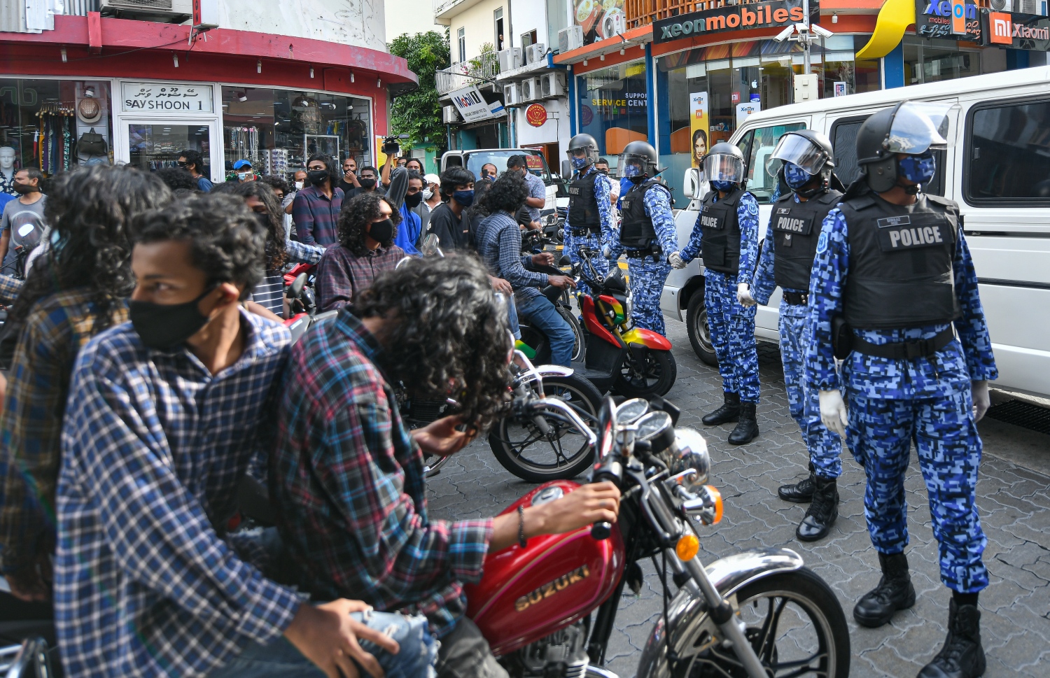 މާލެ: ސެޕްޓެމްބަރު 12، 2020- ސަރުކާރާ ދެކޮޅަށް މާލޭގައި މިއަދު ހަވީރު ބާއްވަން އުޅުނު ސައިކަލް ބުރު ހުއްޓުވަން ފުލުހުން މަސައްކަތް ކުރަނީ: ސައިކަލް ބުރު ރަނގަޅަށް ނުފެށެނީސް ފުލުހުން ވަނީ އެ ހަރަކާތް ހުއްޓުވައި 41 މީހަކު ހައްޔަރުކޮށްފައި. އަދި ބައެއް ސައިކަލްތައް ވެސް ޓޯކުރި.---ފޮޓޯ: އަހުމަދު އަވްޝަން އިލްޔާސް/މިހާރު