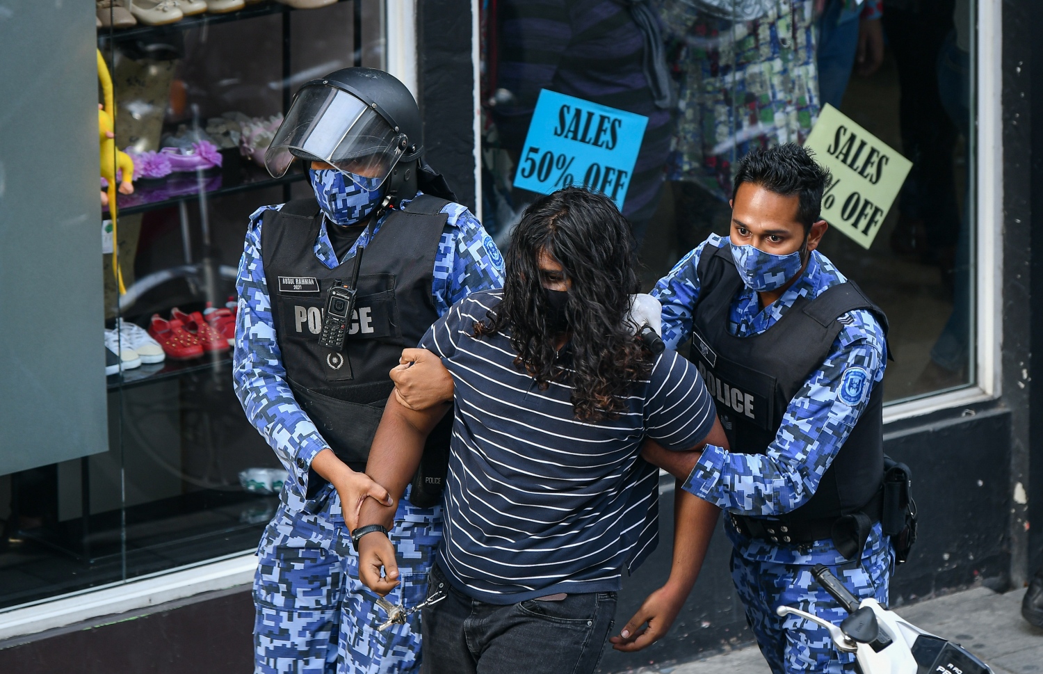 މާލެ: ސެޕްޓެމްބަރު 12، 2020- ސަރުކާރާ ދެކޮޅަށް މާލޭގައި މިއަދު ހަވީރު ބާއްވަން އުޅުނު ސައިކަލް ބުރު ހުއްޓުވައި މީހަކު ހައްޔަރުކޮށްގެން ގެންދަނީ: ސައިކަލް ބުރު ރަނގަޅަށް ނުފެށެނީސް ފުލުހުން ވަނީ އެ ހަރަކާތް ހުއްޓުވައި 41 މީހަކު ހައްޔަރުކޮށްފައި. އަދި ބައެއް ސައިކަލްތައް ވެސް ޓޯކުރި.---ފޮޓޯ: އަހުމަދު އަވްޝަން އިލްޔާސް/މިހާރު