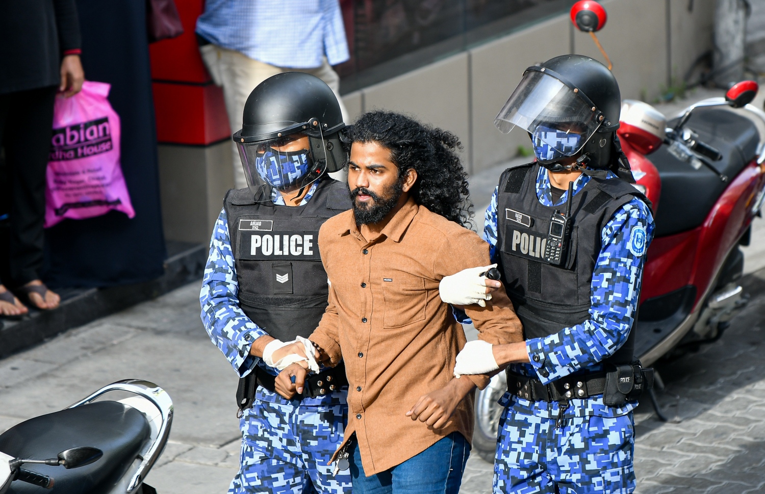 ސަރުކާރާ ދެކޮޅު ސައިކަލް ބުރު ހުއްޓުވައި މީހުން ހައްޔަރުކުރުން