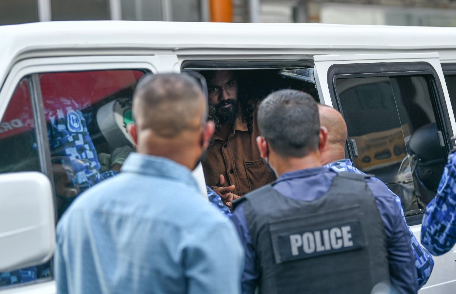 މާލެ: ސެޕްޓެމްބަރު 12، 2020- ސަރުކާރާ ދެކޮޅަށް މާލޭގައި މިއަދު ހަވީރު ބާއްވަން އުޅުނު ސައިކަލް ބުރު ހުއްޓުވައި ހައްޔަރުކުރި މީހަކު ފުލުހުންގެ ވެހިކަލްގައި: ސައިކަލް ބުރު ރަނގަޅަށް ނުފެށެނީސް ފުލުހުން ވަނީ އެ ހަރަކާތް ހުއްޓުވައި 41 މީހަކު ހައްޔަރުކޮށްފައި. އަދި ބައެއް ސައިކަލްތައް ވެސް ޓޯކުރި.---ފޮޓޯ: އަހުމަދު އަވްޝަން އިލްޔާސް/މިހާރު