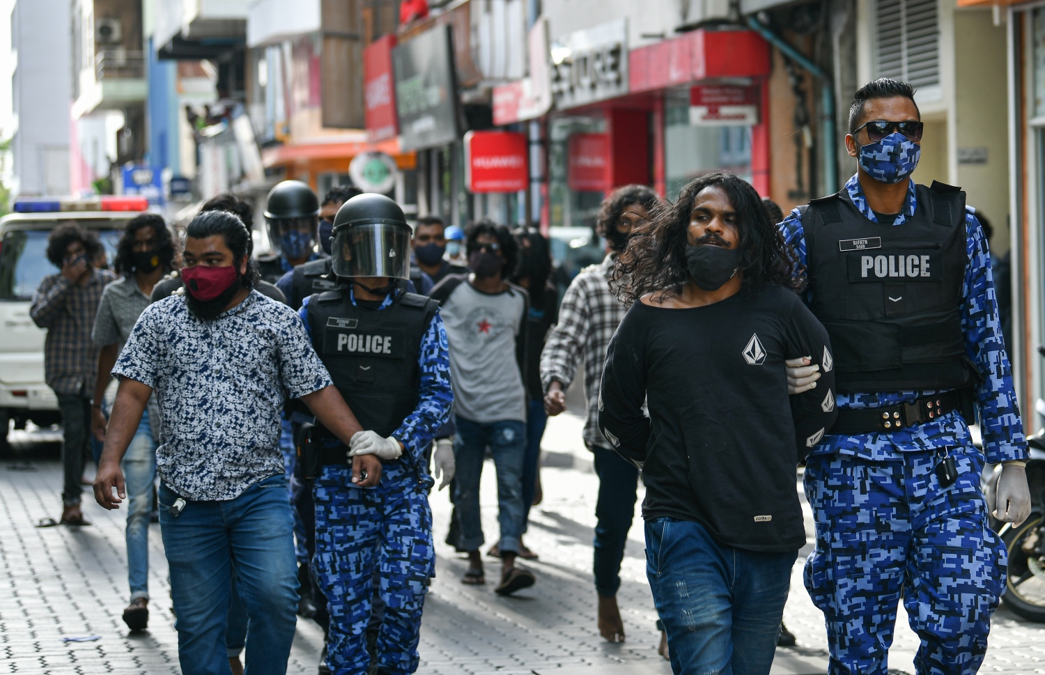 މާލެ: ސެޕްޓެމްބަރު 12، 2020- ސަރުކާރާ ދެކޮޅަށް މާލޭގައި މިއަދު ހަވީރު ބާއްވަން އުޅުނު ސައިކަލް ބުރު ހުއްޓުވައި ބައެއް މީހުން ފުލުހުންގެ ބެލުމުގެ ދަށަށް ގެންދަނީ: ސައިކަލް ބުރު ރަނގަޅަށް ނުފެށެނީސް ފުލުހުން ވަނީ އެ ހަރަކާތް ހުއްޓުވައި 41 މީހަކު ހައްޔަރުކޮށްފައި. އަދި ބައެއް ސައިކަލްތައް ވެސް ޓޯކުރި.---ފޮޓޯ: އަހުމަދު އަވްޝަން އިލްޔާސް/މިހާރު