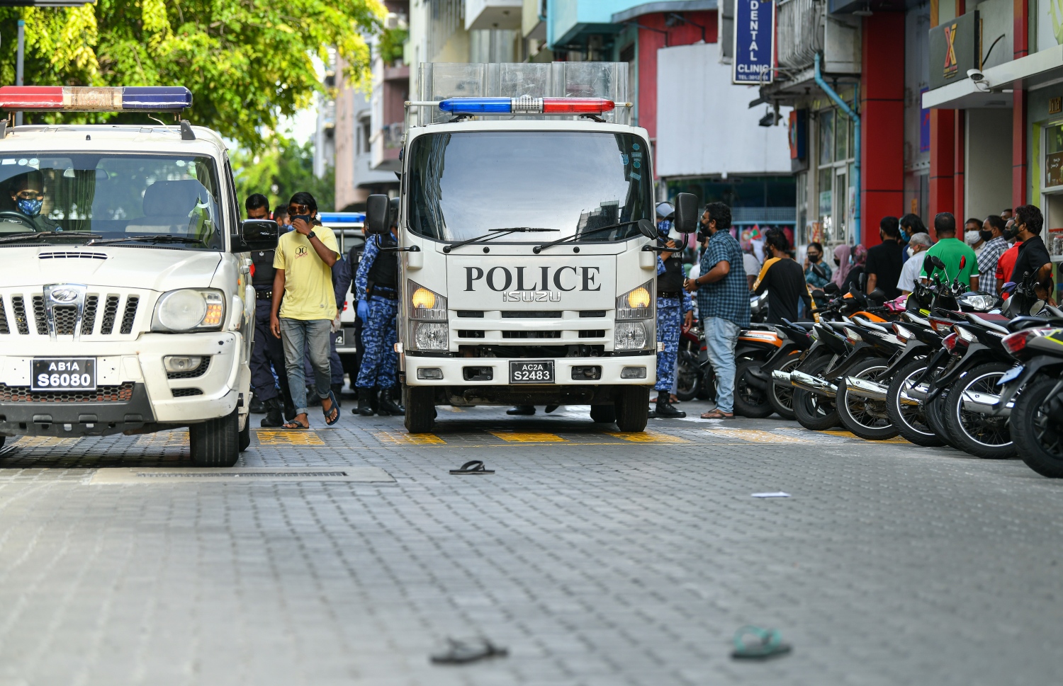 މާލެ: ސެޕްޓެމްބަރު 12، 2020- ސަރުކާރާ ދެކޮޅަށް މާލޭގައި މިއަދު ހަވީރު ބާއްވަން އުޅުނު ސައިކަލް ބުރު ހުއްޓުވަން ފުލުހުން މަސައްކަތް ކުރަނީ: ސައިކަލް ބުރު ރަނގަޅަށް ނުފެށެނީސް ފުލުހުން ވަނީ އެ ހަރަކާތް ހުއްޓުވައި 41 މީހަކު ހައްޔަރުކޮށްފައި. އަދި ބައެއް ސައިކަލްތައް ވެސް ޓޯކުރި.---ފޮޓޯ: އަހުމަދު އަވްޝަން އިލްޔާސް/މިހާރު