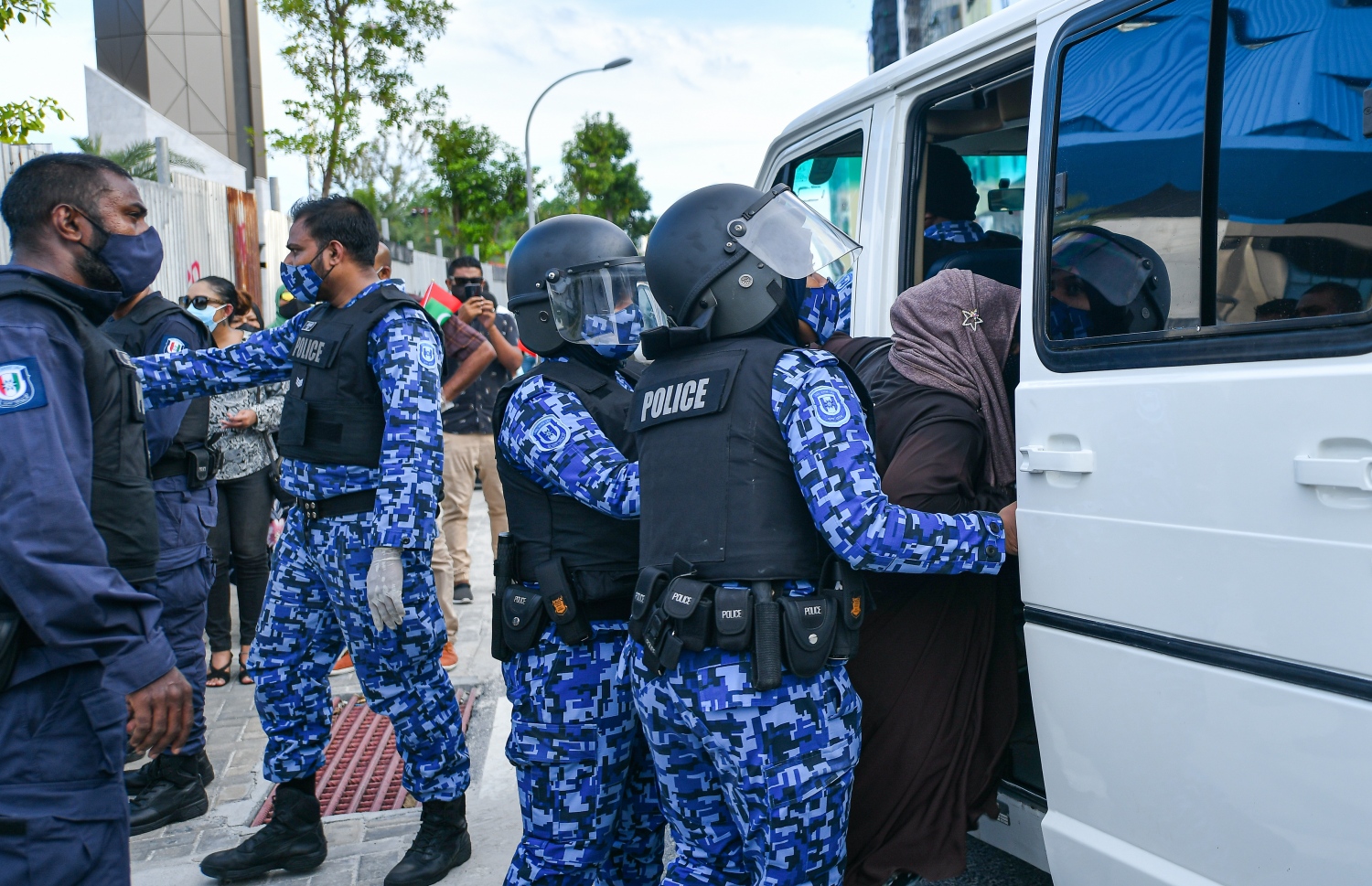 މާލެ: ސެޕްޓެމްބަރު 12، 2020- ސަރުކާރާ ދެކޮޅަށް މާލޭގައި މިއަދު ހަވީރު ބާއްވަން އުޅުނު ސައިކަލް ބުރު ހުއްޓުވައި، އަންހެނަކު ބެލުމުގެ ދަށަށް ގެންދަނީ: ސައިކަލް ބުރު ރަނގަޅަށް ނުފެށެނީސް ފުލުހުން ވަނީ އެ ހަރަކާތް ހުއްޓުވައި 41 މީހަކު ހައްޔަރުކޮށްފައި. އަދި ބައެއް ސައިކަލްތައް ވެސް ޓޯކުރި.---ފޮޓޯ: އަހުމަދު އަވްޝަން އިލްޔާސް/މިހާރު