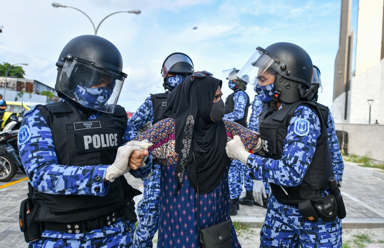 މާލެ: ސެޕްޓެމްބަރު 12، 2020- ސަރުކާރާ ދެކޮޅަށް މާލޭގައި މިއަދު ހަވީރު ބާއްވަން އުޅުނު ސައިކަލް ބުރު ހުއްޓުވައި، އަންހެނަކު ބެލުމުގެ ދަށަށް ގެންދަނީ: ސައިކަލް ބުރު ރަނގަޅަށް ނުފެށެނީސް ފުލުހުން ވަނީ އެ ހަރަކާތް ހުއްޓުވައި 41 މީހަކު ހައްޔަރުކޮށްފައި. އަދި ބައެއް ސައިކަލްތައް ވެސް ޓޯކުރި.---ފޮޓޯ: އަހުމަދު އަވްޝަން އިލްޔާސް/މިހާރު