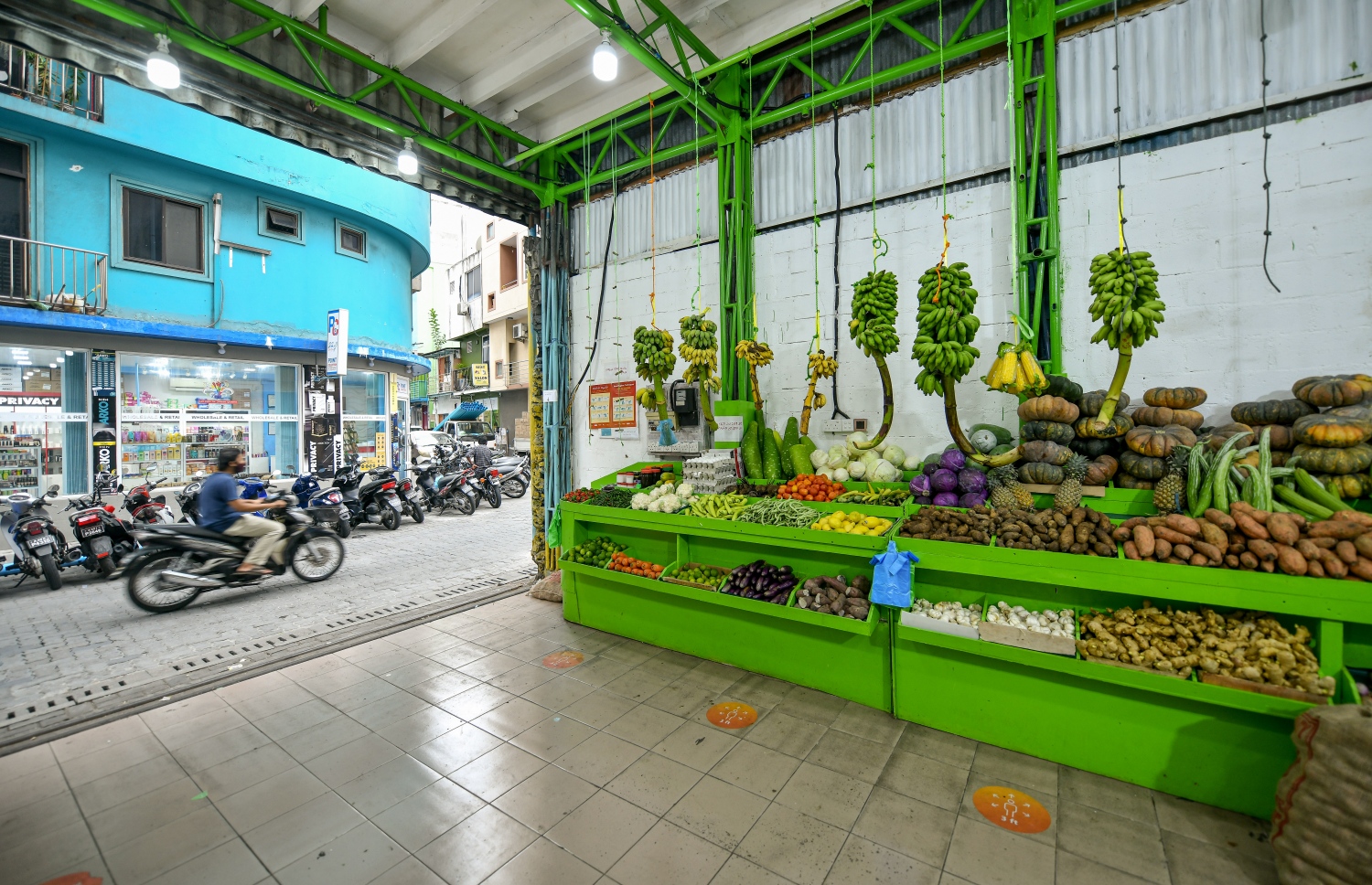 މާލެ ތެރޭގައި ހިންގާ މާރުކޭޓެއް: މުޅިންހެން ބިދޭސީން ތިބޭ ގޮޅިތަކެއް -- ފޮޓޯ: އަހުމަދު އަވްޝަން/ މިހާރު