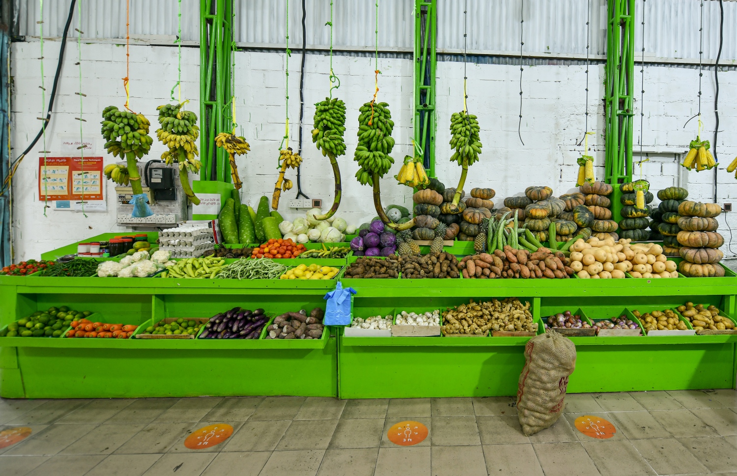 މާލެ ތެރޭގައި ހުޅުވާފައި ހުރި މާރުކޭޓެއް