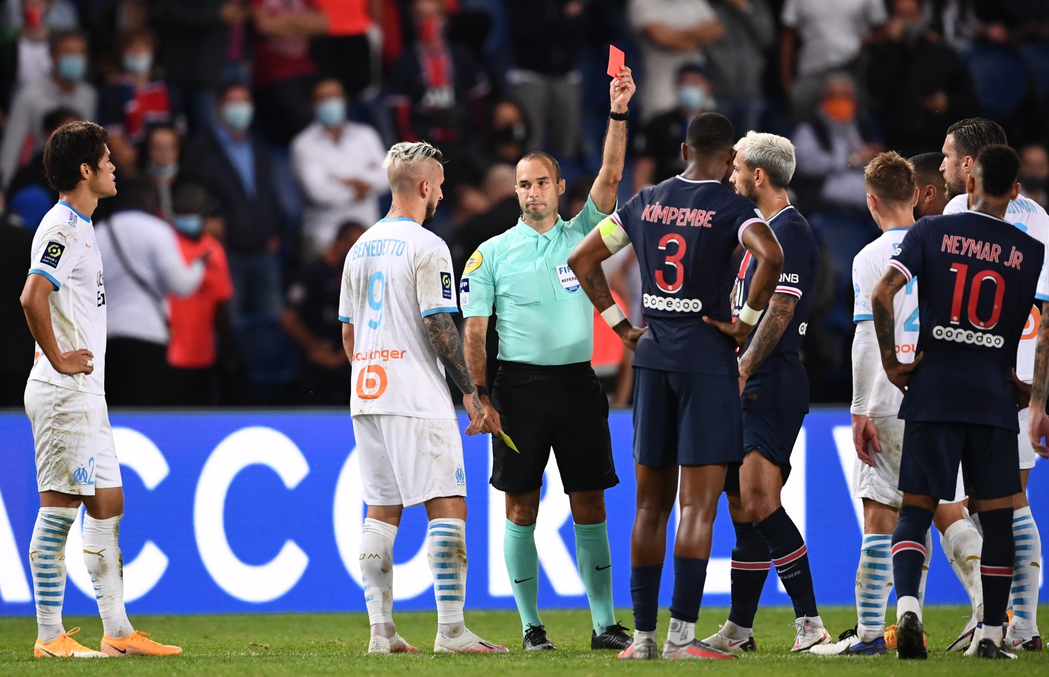 މެޗުގެ ރެފްރީ ޕީއެސްޖީގެ ޕަރޭޑޭސް އާއި ބެނެޑޭޓޯ އަށް ރަތް ކާޑު ދައްކަނީ.-- ފޮޓޯ: އޭއެފްޕީ