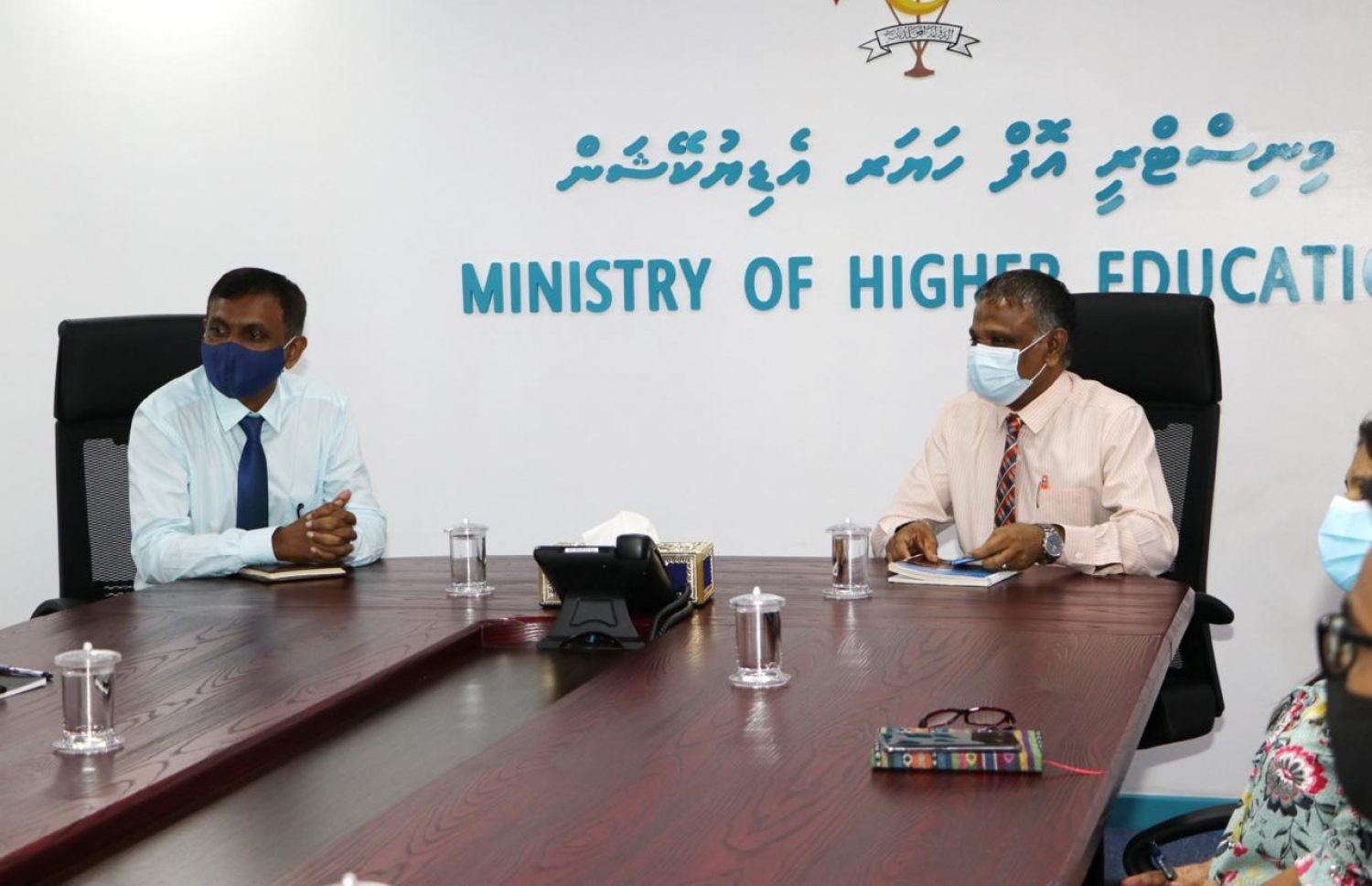 ހަޔަ އެޑިއުކޭޝަން މިނިސްޓްރީގައި އިއްޔެ ބޭއްވި ބައްދަލުވުމުގައި ޑރ. އިބްރާހިމް ހަސަން (ކ) އަދި ސީއެސްސީގެ ރައީސް ނާސިހު (ވ) ބައިވެރިވެޑައިގަންނަވަނީ.-- ފޮޓޯ: ހަޔަ އެޑިއުކޭޝަން މިނިސްޓްރީ