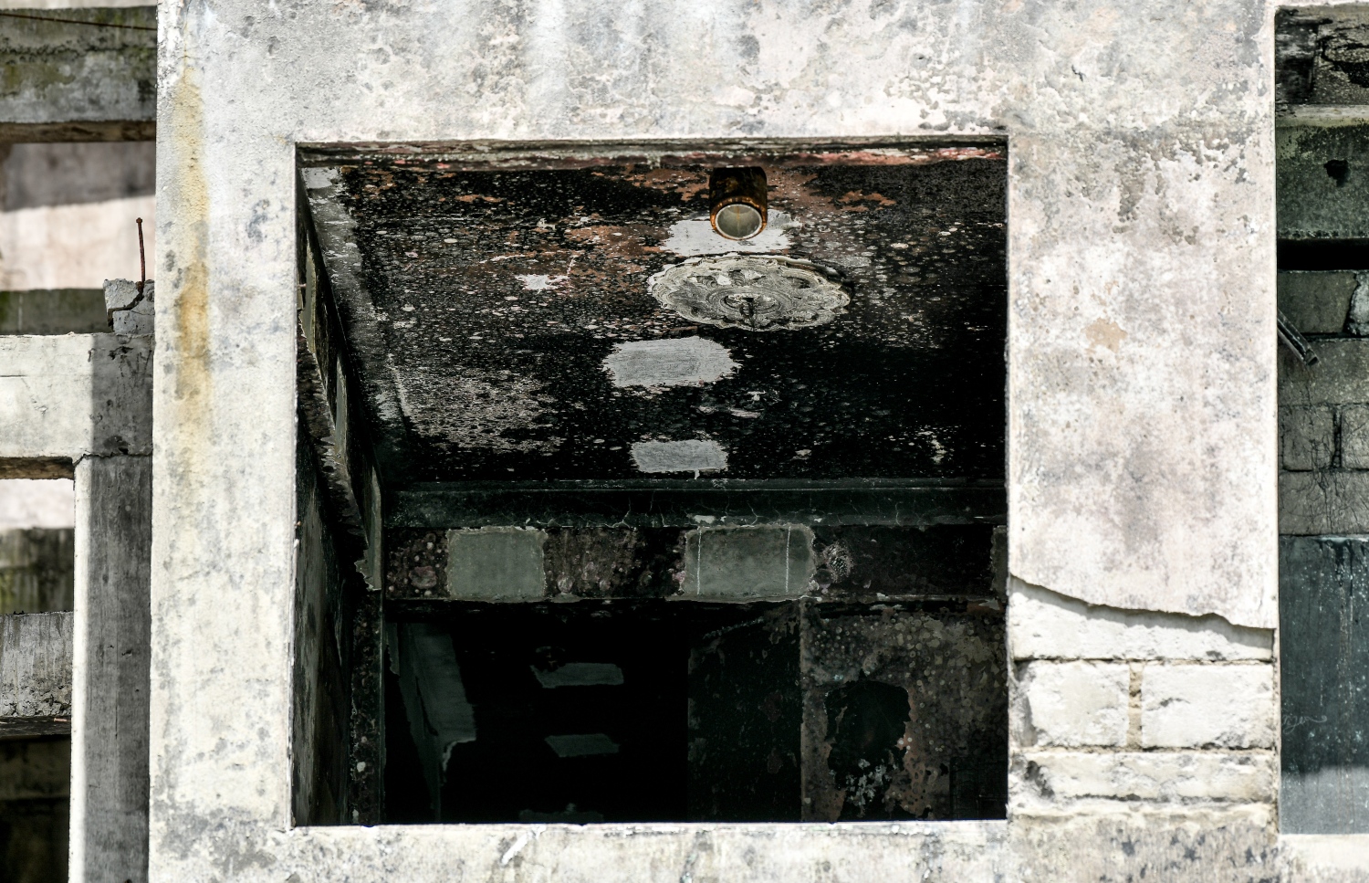 އަލިފާނުގެ ހާދިސާގައި ގެއްލުން ލިބުނު އިމާރާތެއްގެ އެތެރެ މިހާރު ހުރި ގޮތް. ފޮޓޯ: ނިޝާން އަލީ/ މިހާރު