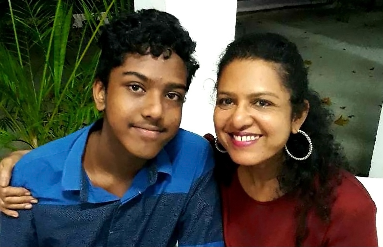 އަސްމާ (ކ) އާއި ދަރިފުޅު ޔައިޝް: އަލިފާނުގެ ހާދިސާގައި ގޭތެރޭގައި ތާށިވެ ދެ ގަޑި އިރާއި ބައި ހޭދަކުރަން ޖެހުނު.