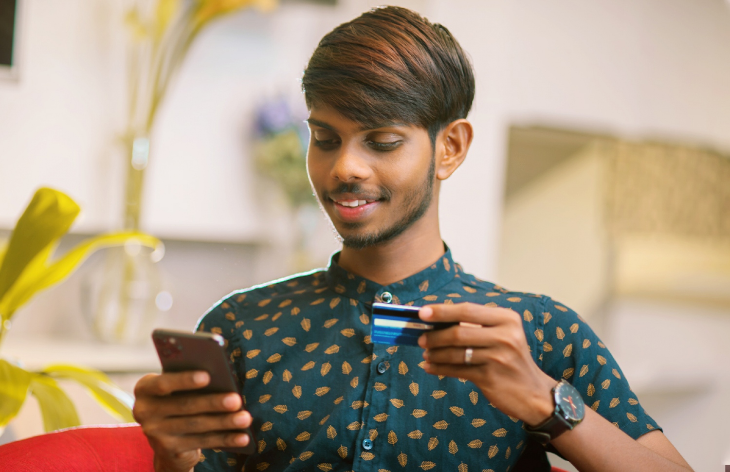 މީހަކު ކޭޝް ކާޑު ބޭނުންކޮޮށްގެން އޮންލައިން ޕޭމަންޓު ހަދަނީ-- ފޮޓޯ: ބީއެމްއެލް