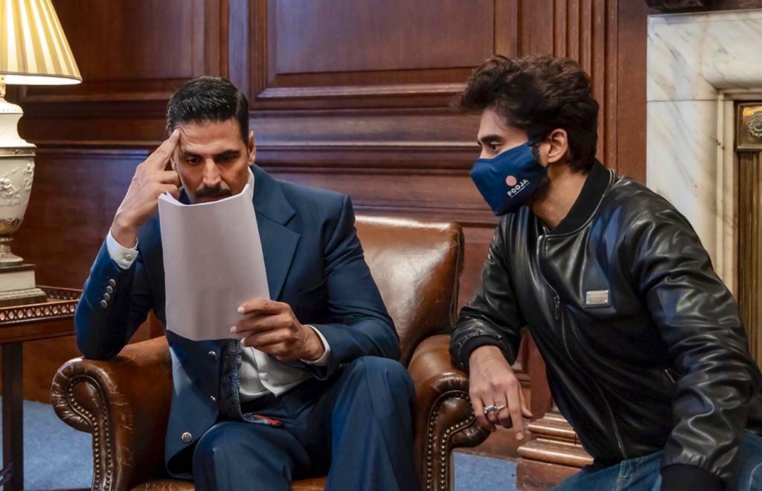 އަކްޝޭއާ އެކު ޖެކީ "ބެލް ބޮޓަމް" ގެ ޝޫޓިންގައި.