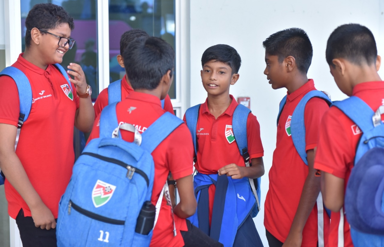 ގައުމީ ޓީމާ އެކު މުބާރާތަކަށް ފުރުމުގެ ކުރިން އީތަން (ކ.2) ބައެއް ކުޅުންތެރިންނާ އެކު.-- ފޮޓޯ: އެފްއޭއެމް