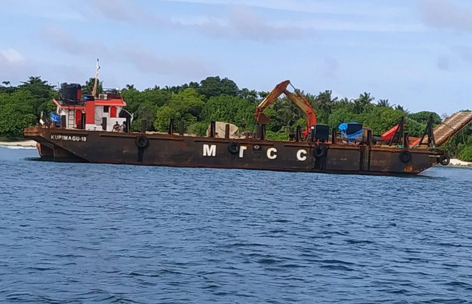 ފަރަށް އެރި ކޮޅުވެއްޓީގައި ހުރި މުދާތައް، އެމްޓީސީސީގެ އެހީގައި ފެނަކައިން ސަލާމަތް ކުރަނީ