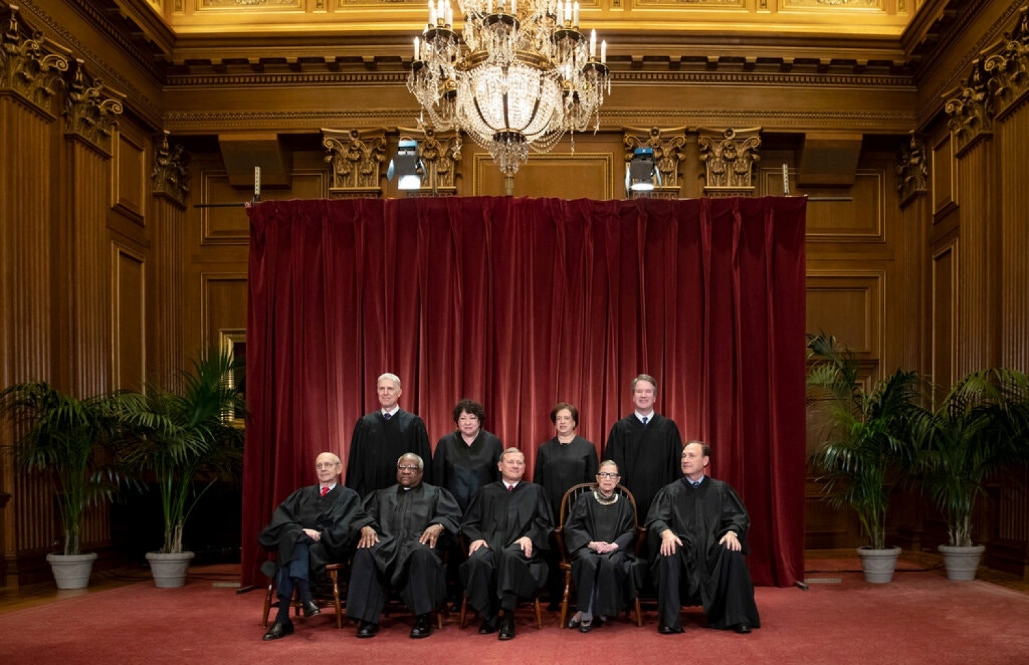 އެމެރިކާގެ ސުޕްރީމް ކޯޓުގެ ނުވަ ފަނޑިޔާރުން، ކުރީ ސަފުގައި ގިންސްބާގު: އެއް ދުވަސްވަރެއްގައި ހަމައެކަނި އަންހެން ފަނޑިޔާރުގެ ގޮތުން ވެސް އޭނާ މަސައްކަތްކުރެއްވި