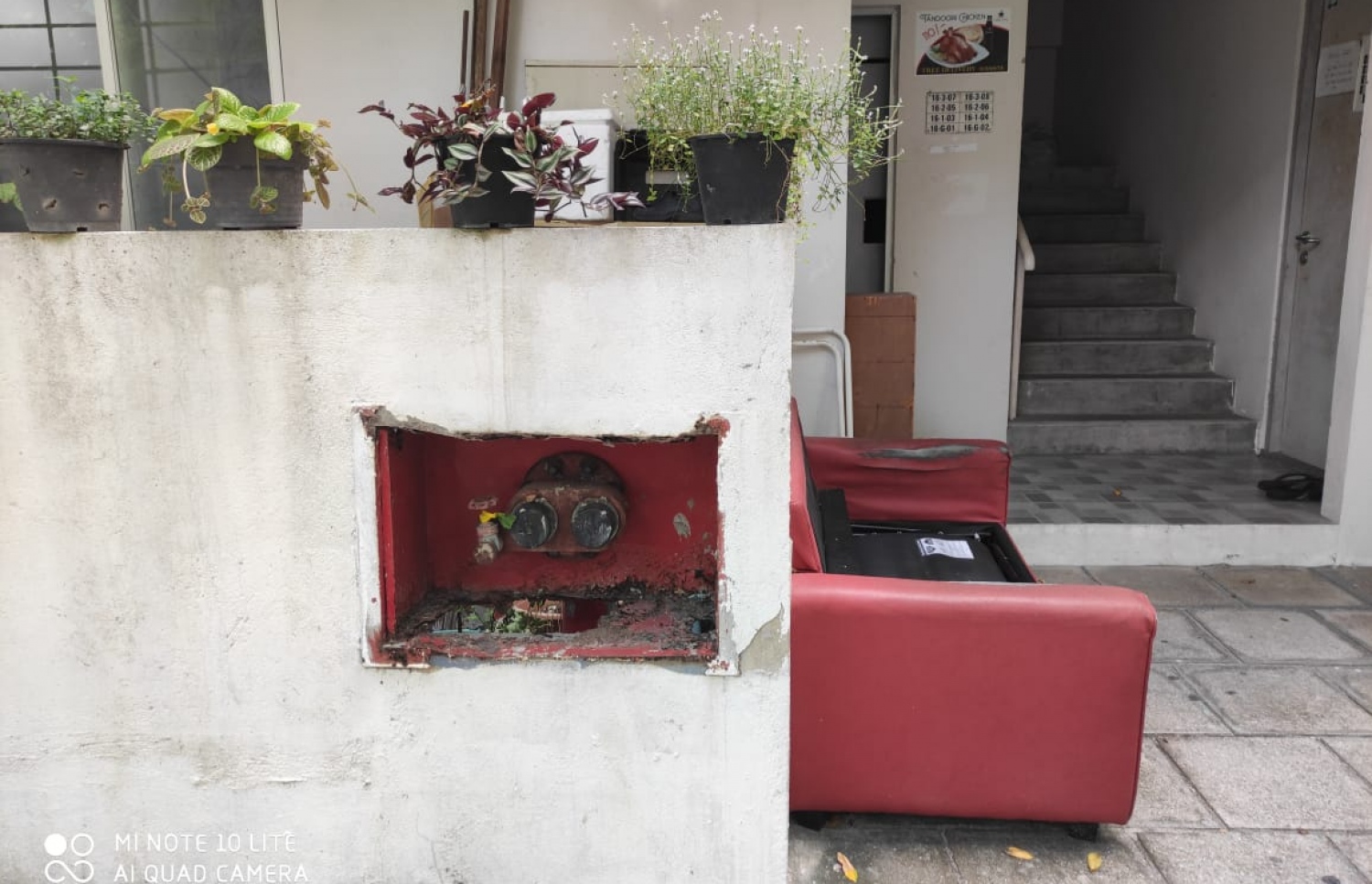 ހުޅުމާލޭ ޗައިނާ ފްލެޓެއްގެ ބޭރުގައި ޑްރައި ރައިޒާ އަށް ފެން ގުޅާ ތަން ހަލާކުވެފައި