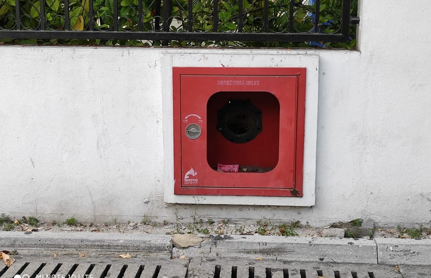 މާލޭގައި ހުންނަ ސަރުކާރުގެ އިމާރާތެއްގެ ބޭރުގައި ޑްރައި ރައިޒާ އަށް ފެން ގުޅަން ހަދާފައި ހުރި ތަން: މި ފޮށި ތެރޭގައި ހުންނަން ޖެހޭ އެކަމަށް ބޭނުންވާ އާލާތް ނެތް.