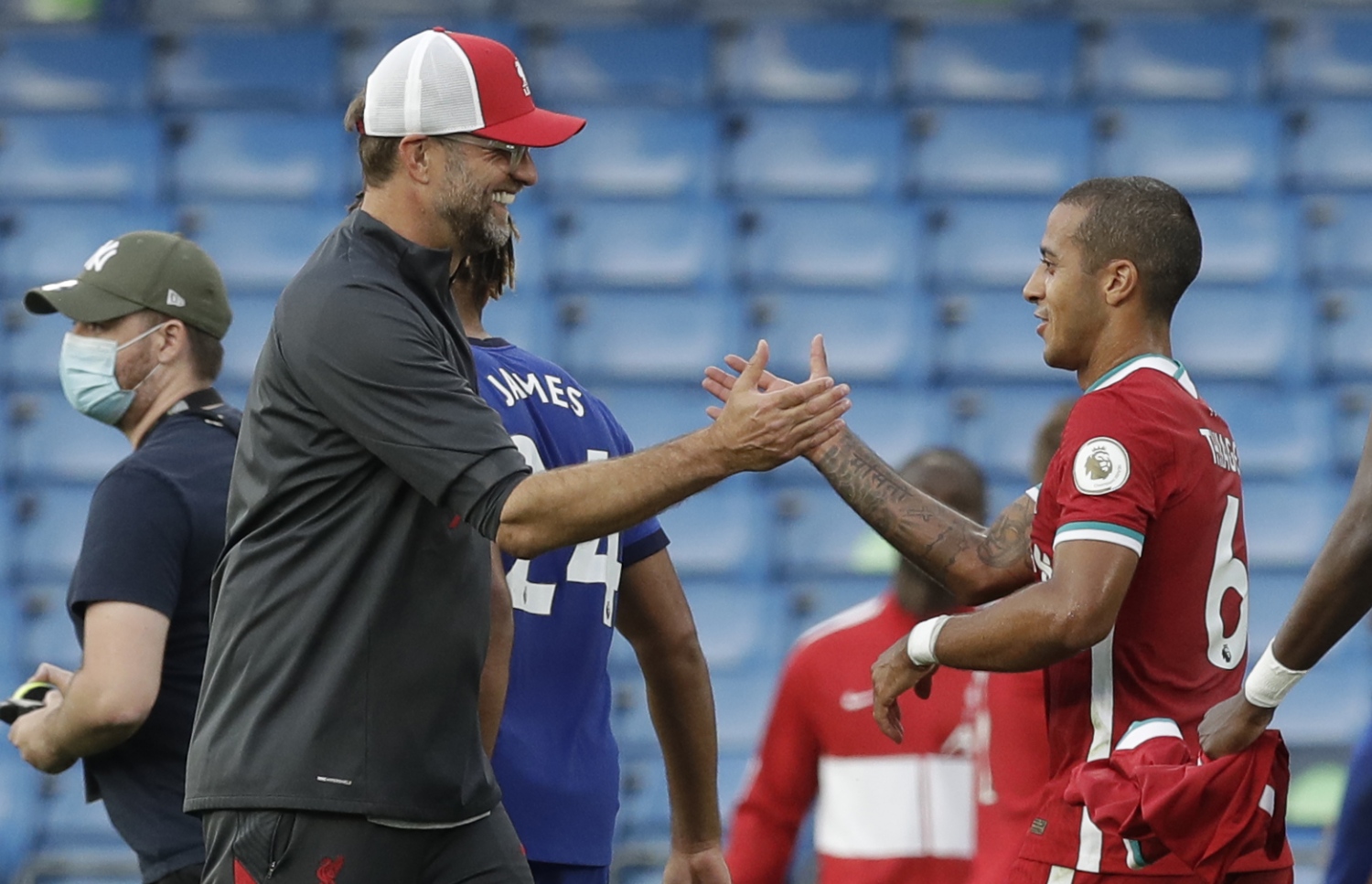 މެޗަށް ފަހު ތިއާގޯ (ކ) އާއި ކްލޮޕް ސަލާމްކުރަނީ.-- ފޮޓޯ: އޭއެފްޕީ