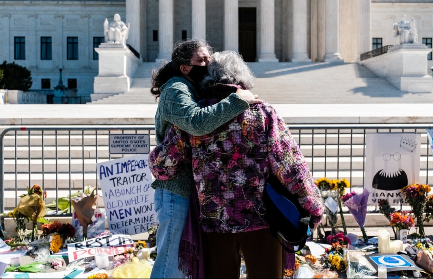 ފަނޑިޔާރު ރުތު ބޭޑާ ގިންސްބާގުގެ ހަނދާނުގައި އެމެރިކާގެ ސުޕްރީމް ކޯޓުގެ ބޭރުގައި ދެ މީހަކު މަޑުކޮށްލައިގެން: ގިންސްބާގުއަކީ އަންހެނުންގެ ހައްގުތަކުގައި ގޮތްދޫނުކުރެއްވި ފަނޑިޔާރެއް