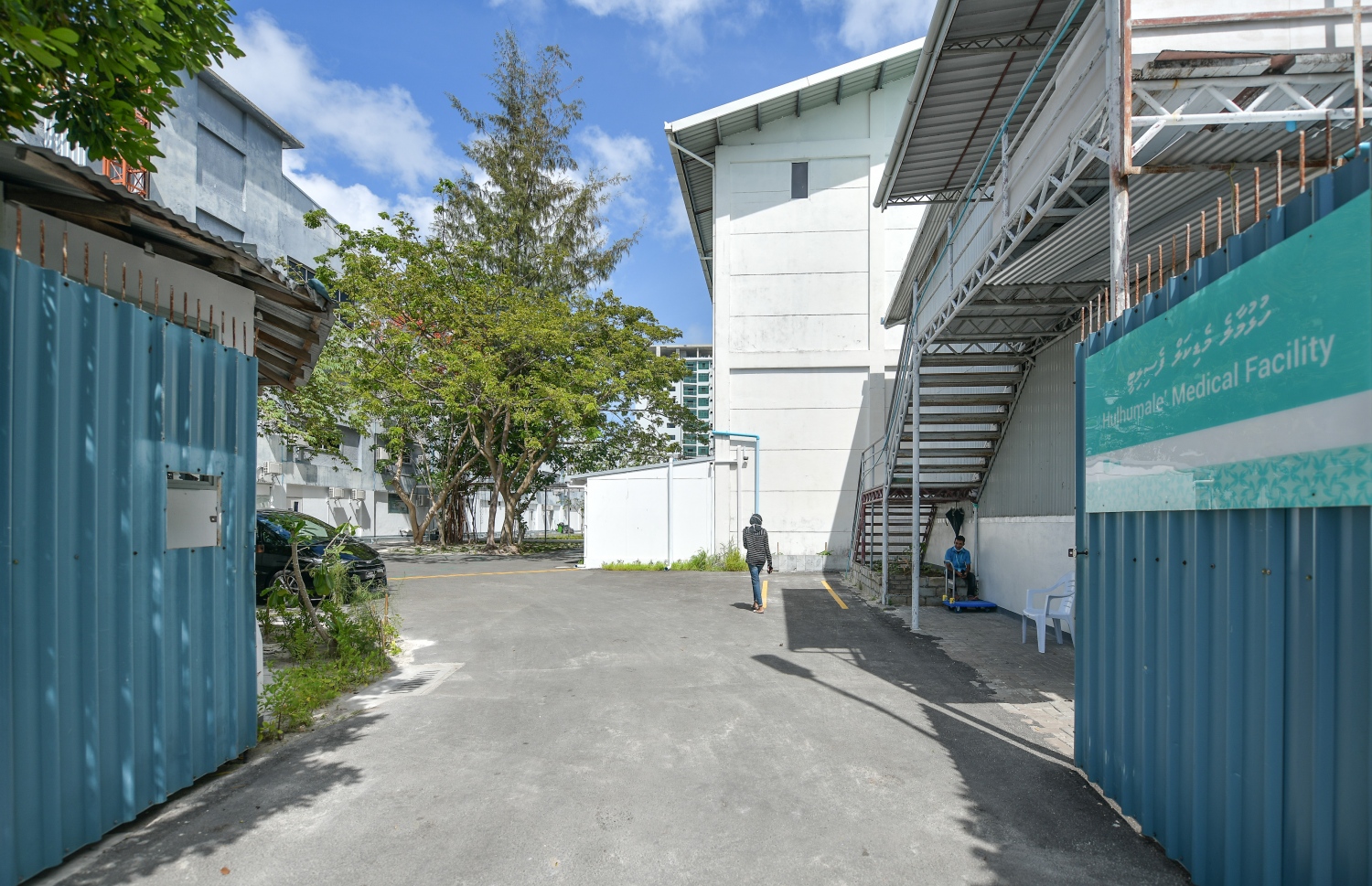 ހުޅުމާލޭގައި ކޮވިޑަށް ހާއްސަކޮށްގެން ތައްޔާރުކުރި މެޑިކަލް ފެސިލިޓީޒްގެ ގޯތިތެރެ: މި ތަނުގައި އެއް ފަހަރާ 300 މީހުންނަށް ފަރުވާ ދެވޭނެ އިންތިޒާމް ހަމަޖެއްސި --ފޮޓޯ: ނިޝާން އަލީ/މިހާރު