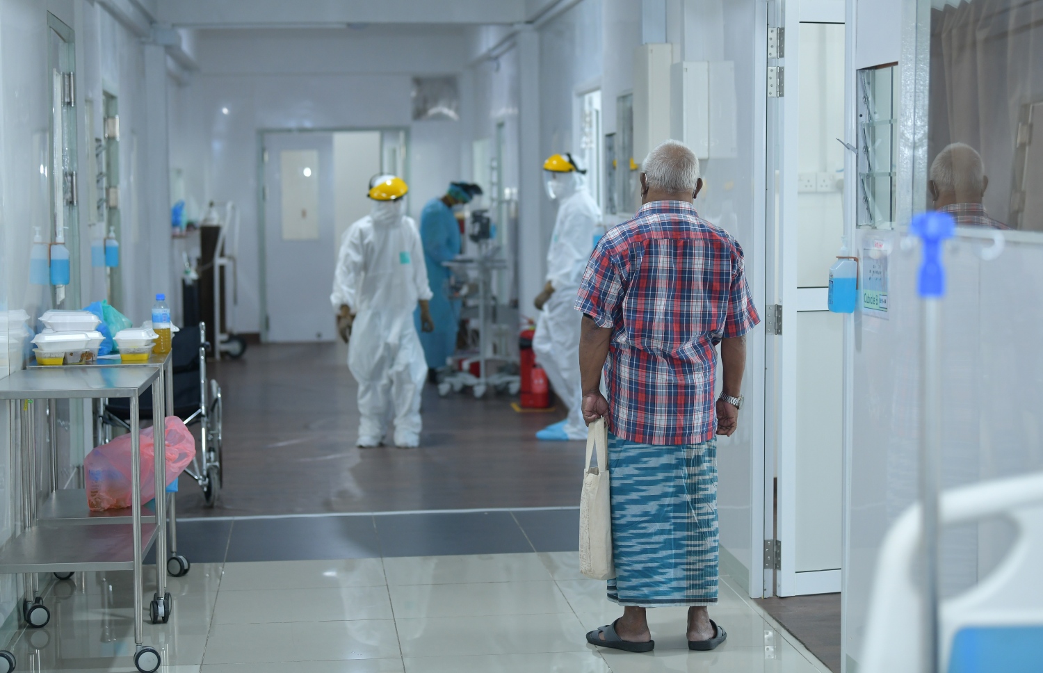 ކޮވިޑް-19 އަށް ޕޮޒިޓިވްވާ މީހުންނަށް ފަރުވާ ދިނުމަށް ހުޅުމާލޭގައި ހަދާފައިވާ މެޑިކަލް ފެސިލިޓީގެ ވޯޑެއްގެ ބޭރުގައި ބަލި މީހަކު މަޑުކޮށްލައިގެން. -- ފޮޓޯ: ނިޝާން އަލީ/މިހާރު