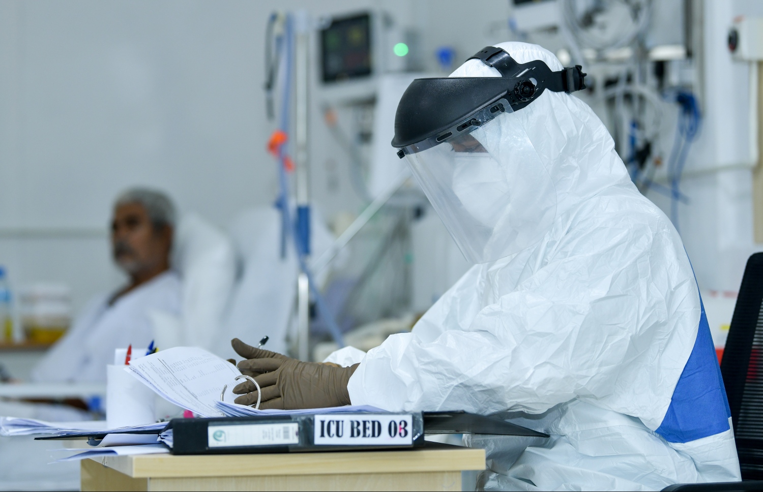 ހުޅުމާލޭ މެޑިކަލް ފެސިލިޓީޒްގެ އައިސީޔޫގައި ނަރުހަކު މަސައްކަތުގައި: ކޮވިޑް ބަލިމީހުންގެ ތެރެއިން އައިސީޔޫގައި އެޑްމިޓްކުރަން ޖެހުނީ ނިސްބަތުން މަދު ބަޔަކު --ފޮޓޯ: ނިޝާން އަލީ/މިހާރު