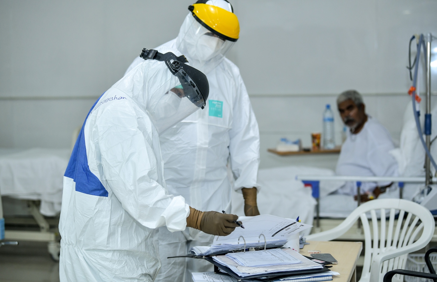 ހުޅުމާލެ މެޑިކަލް ފެސިލިޓީގައި ސިއްހީ ހިދުމަތްތެރިންތަކެއް މަސައްކަތްކުރަނީ.-- ފޮޓޯ: ނިޝާން އަލީ/ މިހާރު