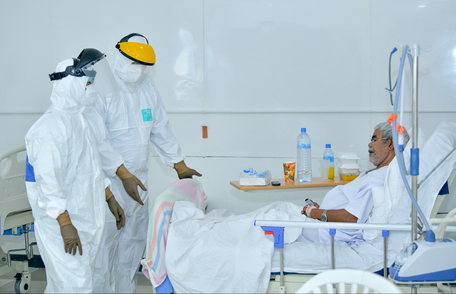 ޑޮކްޓަރުންގެ ޓީމަކުން ބަލިމީހަކާ ވާހަކަ ދައްކަނީ: ހުޅުމާލޭ ކޮވިޑް ފެސިލިޓީޒް ތައްޔާރުކުރީ ގިނަ ބަޔަކަށް އެއް ފަހަރާ ފަރުވާ ދެވޭ ފެންވަރަށް --ފޮޓޯ: ނިޝާން އަލީ/މިހާރު