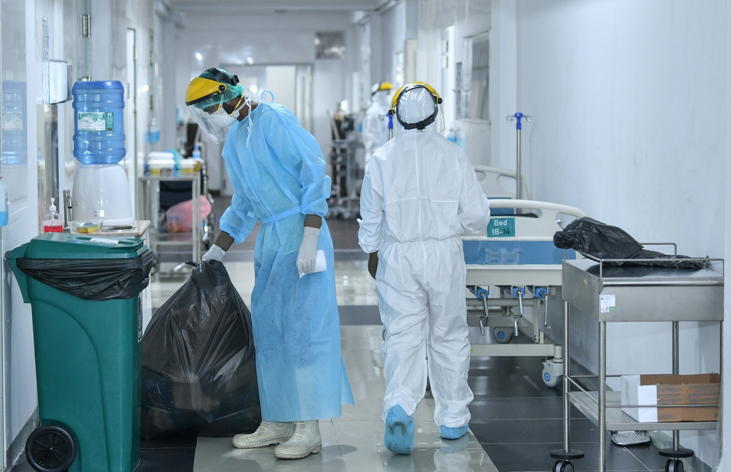 ހުޅުމާލޭ މެޑިކަލް ފެސިލިޓީޒްގައި މީހަކު ކުނި އުކަން ކުނި ނަގަނީ: ރާއްޖޭގައި ކޮވިޑް ފެތުރޭލެއް ގިނަވުމުން ސަރުކާރުން މި ފެސިލިޓީޒް ހެދީ އައިޖީއެމްއެޗު ފަދަ ހޮސްޕިޓަލްތަކަށް އަރާފާނެ ބުރުލުން ސަލާމަތްވާން. މި ފެސިލިޓީޒްގައި 300 މީހުންނަށް ފަރުވާދެވޭނެ އިންތިޒާމް ހަމަޖެއްސި --ފޮޓޯ: ނިޝާން އަލީ/މިހާރު