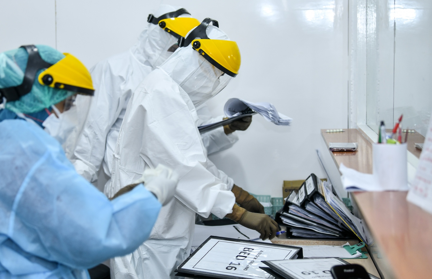 ޑޮކްޓަރުންނާއި ނަރުހުން މަސައްކަތުގައި: ހުޅުމާލޭ މެޑިކަލް ފެސިލިޓީޒް ހެދީ ރާއްޖޭގެ ސިއްހީ އެހެން ނިޒާމުތަކަށް އަރާފާނެ ބުރުލުން ސަލާމަތްކުރަން. ކޮވިޑް ކޭސްތައް އެންމެ ގިނަވި ދުވަސްވަރު، މި ފެސިލިޓީޒަށް ވަރަށް ބާރު ބޮޑުވި --ފޮޓޯ: ނިޝާން އަލީ/މިހާރު