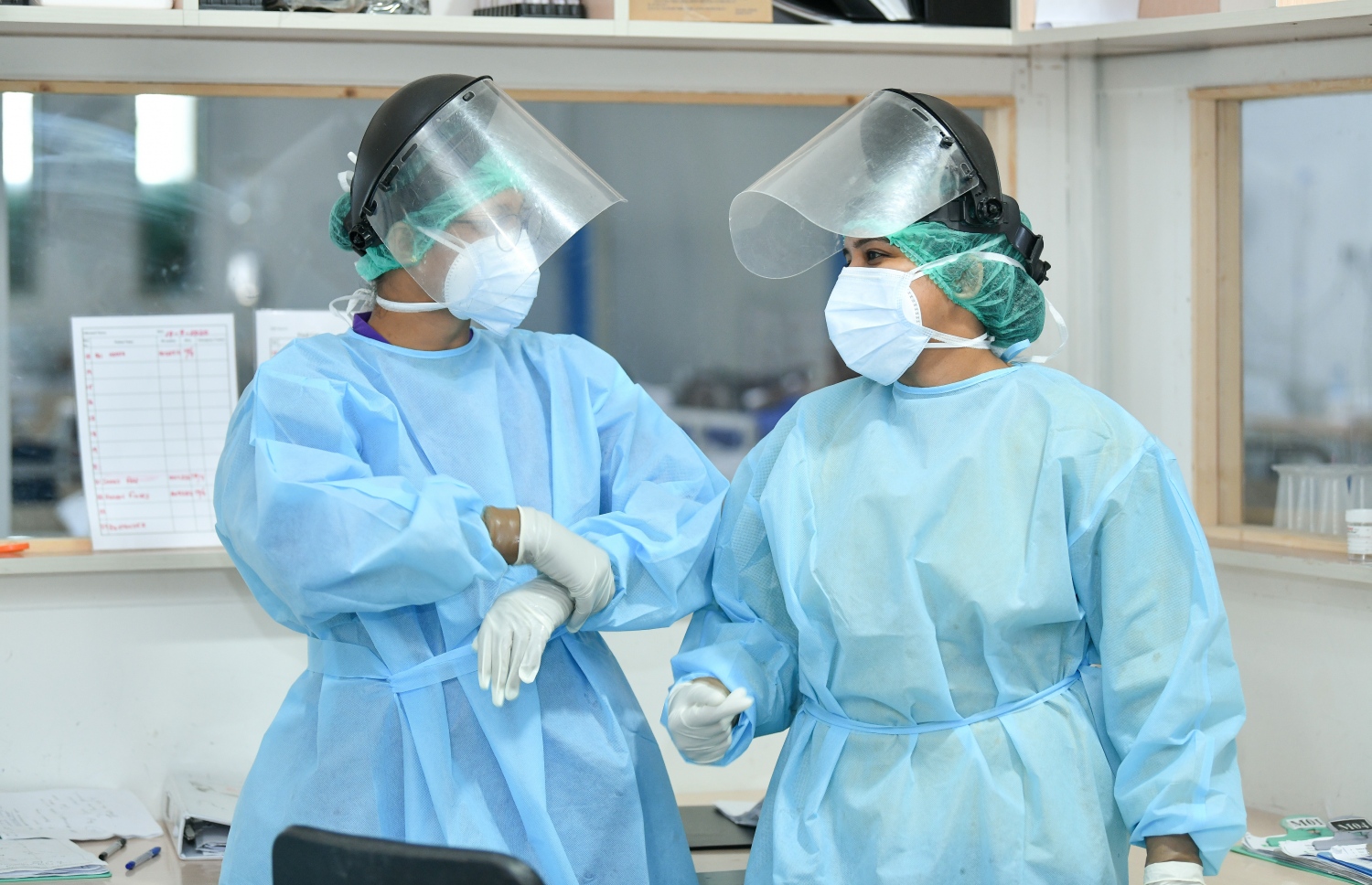 ކޮވިޑް-19 ގެ ބަލި މީހުންނަށް ފަރުވާދޭން ހާއްސަކޮށްފައިވާ ހުޅުމާލޭ މެޑިކަލް ފެސިލިޓީގައި ސިއްހީ ހިދުމަތްތެރިން މަސައްކަތުގައި. -- ފޮޓޯ: ނިޝާން އަލީ / މިހާރު