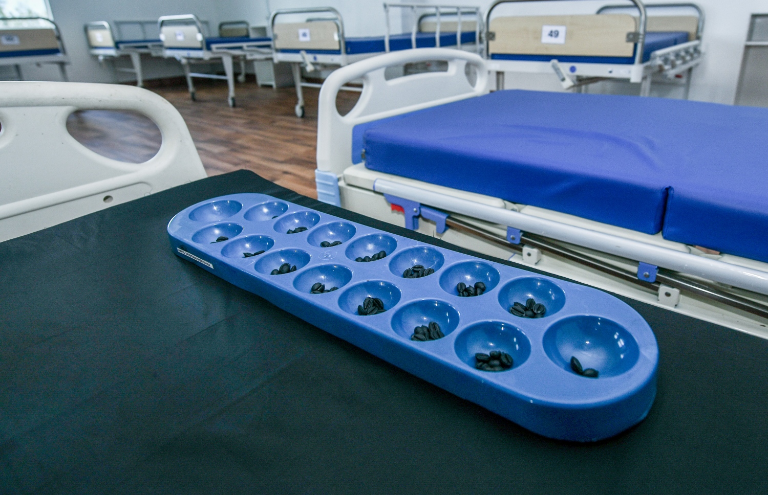 ހުޅުމާލޭ މެޑިކަލް ފެސިލިޓީޒްގެ ވޯޑެއް: ބަލިމީހުން ހިތްހަމަޖައްސާލަން ކުޅެވޭ ގޮތަށް އޮއްވަޅުގޮނޑިއެއް ބަހައްޓާފައި ހުރި އިރު، މި ތަނުގައި އެޑްމިޓްކުރި ގިނަ މީހުންނަށް ސިއްހީ މާ ބޮޑު މައްސަލަތަކެއް ކުރިމައްޗެއް ނުވޭ --ފޮޓޯ: ނިޝާން އަލީ/މިހާރު