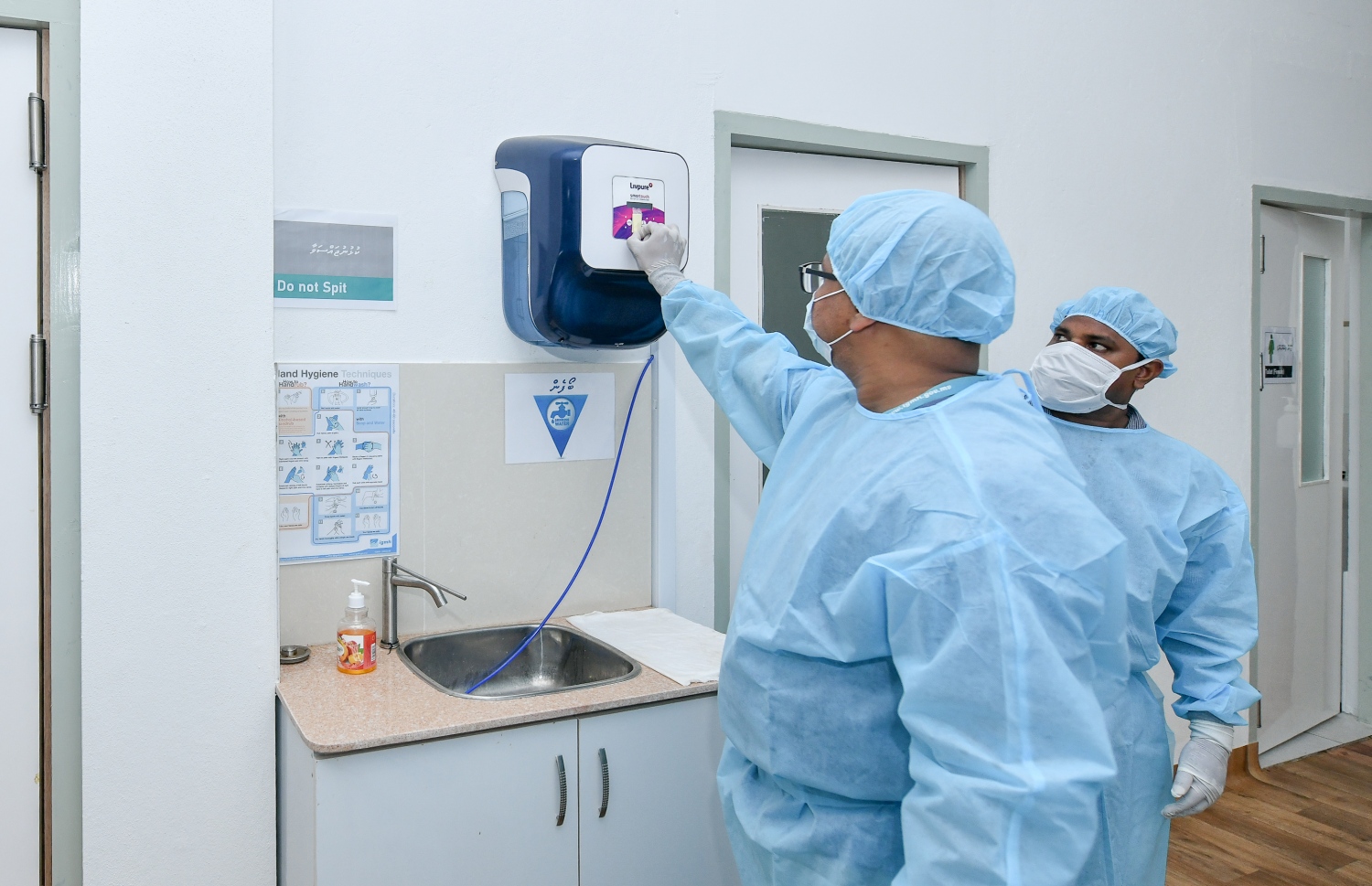 ކޮވިޑްގެ ބަލިމީހުންނަށް ފަރުވާދޭ މަރުކަޒެއްގައި ސިއްހީ ހިދުމަތްތެރިން ހަރަކާތްތެރިވަނީ. ރާއްޖޭގައި ކޮވިޑް ޖެހޭ މީހުންގެ އަދަދު މިހާރު ވަނީ އަނެއްކާވެސް ދަށްވެފައި