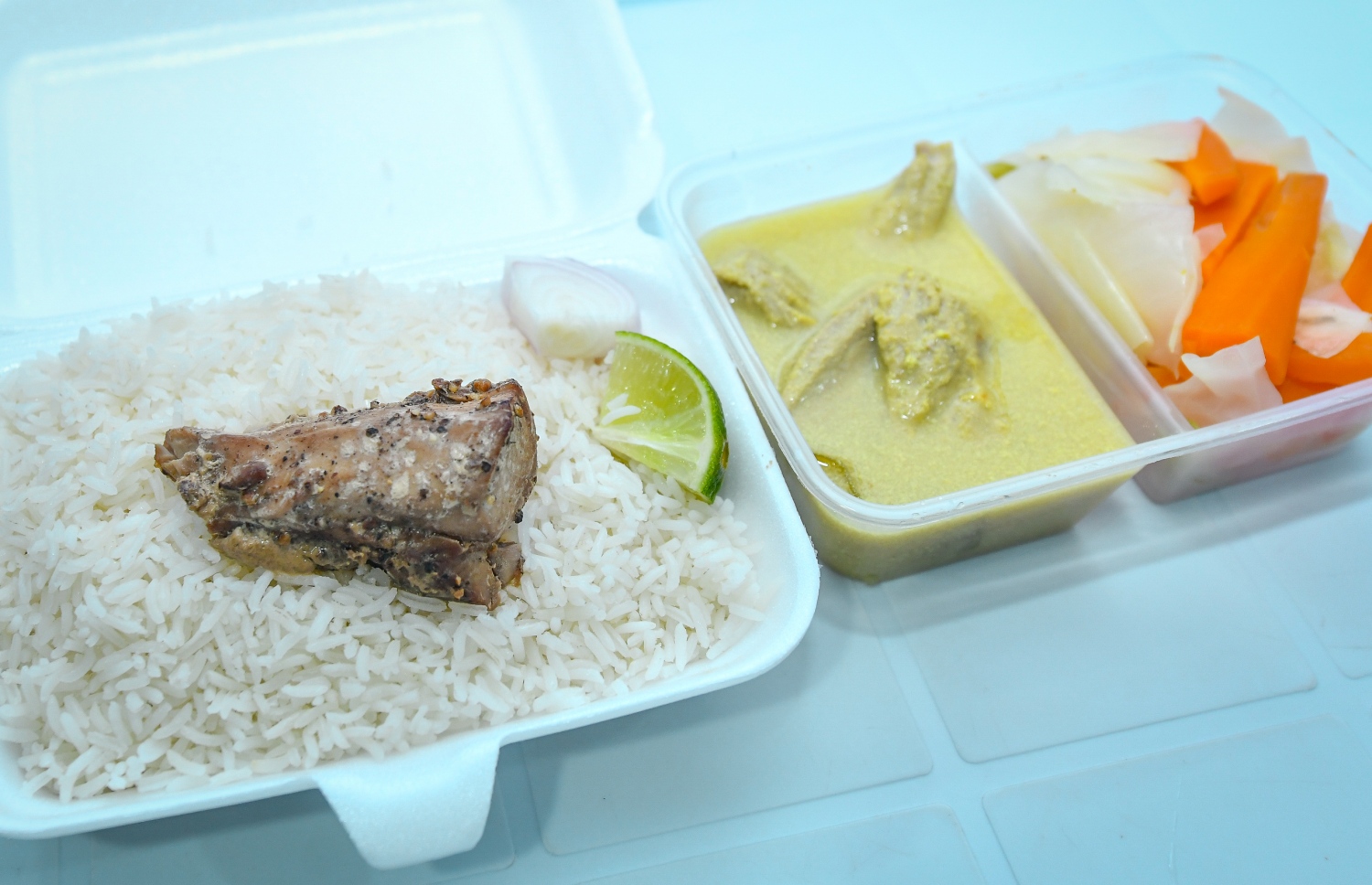 ކޮވިޑް ބަލިމީހުންނަށް ކެއުން ތައްޔާރުކޮށްފައި: ހުޅުމާލޭ މެޑިކަލް ފެސިލިޓީޒްގައި ތިބޭ މީހުންގެ ސިއްހީ މައްސަލަތަކަށް ބަލައި، އެކި މީހުންނަށް އެކި ވައްތަރުގެ ކެއުން ފޯރުކޮށްދޭ --ފޮޓޯ: ނިޝާން އަލީ/މިހާރު