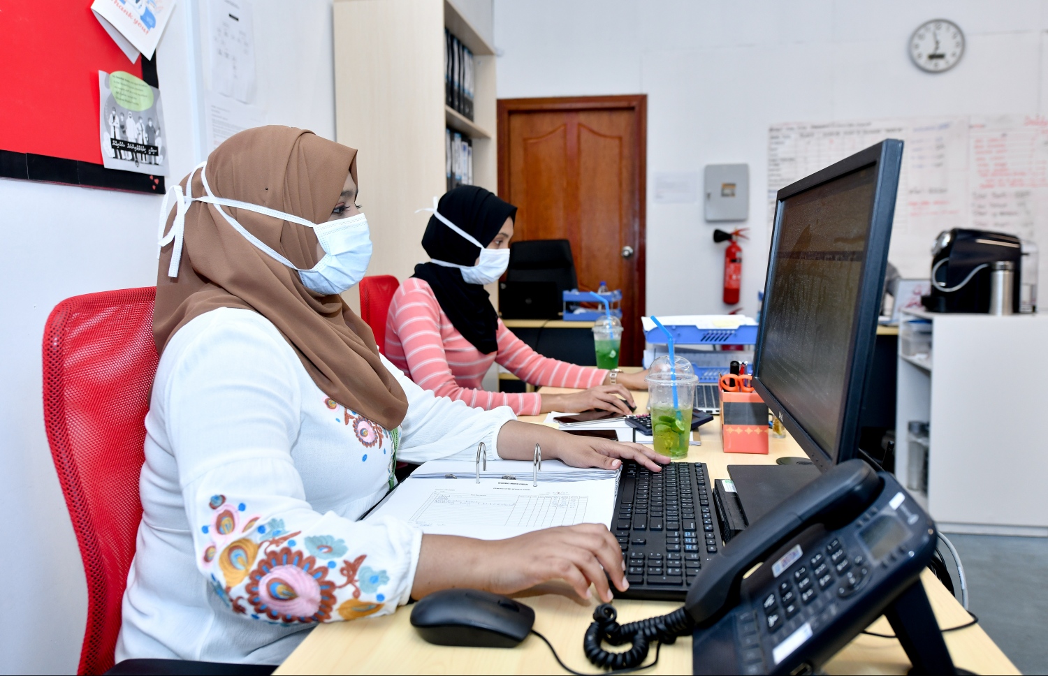 ހުޅުމާލޭ މެޑިކަލް ފެސިލިޓީޒްގެ އޮފީސް ބައި: ރާއްޖޭގައި ކޮވިޑް-19 ފެތުރެމުން ދިޔަ ނިސްބަތުން އާންމު ސިއްހީ ހިދުމަތްތަކަށް ބުރޫއަރާފާނެކަމުގެ ބިރު އޮތުމުން، ސަރުކާރުން ހުޅުމާލޭގައި ކޮވިޑް ފެސިލިޓީޒްއެއް ގާއިމްކޮށް، ވަރަށް ބޮޑު މަސައްކަތްތަކެއް އަންނަނީ ކުރަމުން. ފޮޓޯ: ނިޝާން އަލީ/މިހާރު