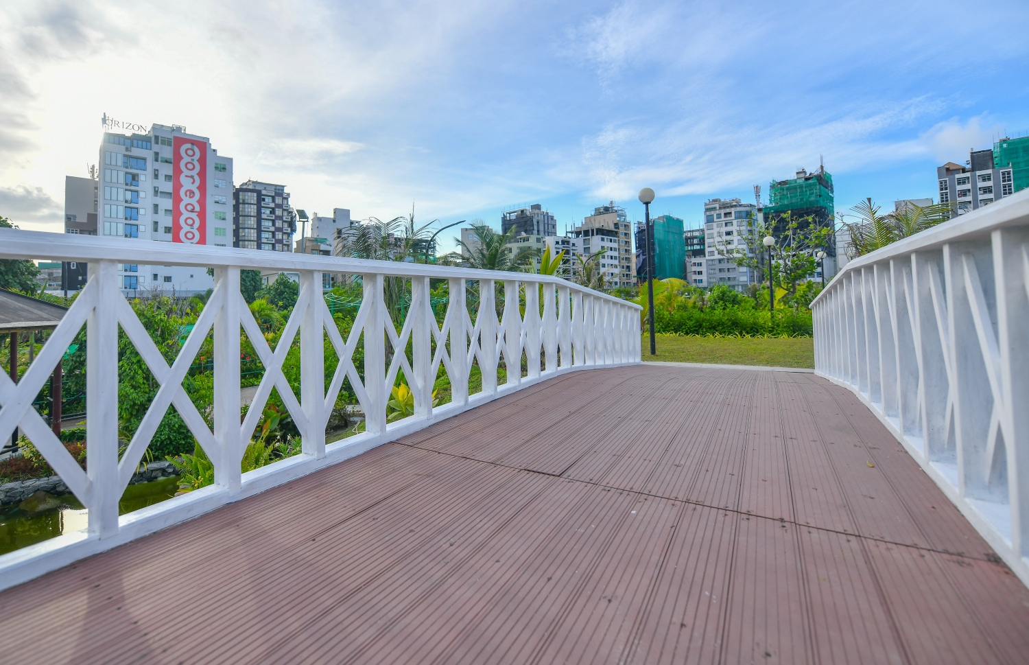 ޕާކްގެ ދެ ބައި ގުޅުވާލަން ހަދާފައިވާ ފާލަން: މިއީ ވެސް ޕާކް ތެރޭގައި ހިނގާބިނގާވެ އުޅޭ މީހުންނަށް ފަސޭހަ ތަނަކަށް ވެދާނެ -- ފޮޓޯ: ނިޝާން އަލީ/މިހާރު