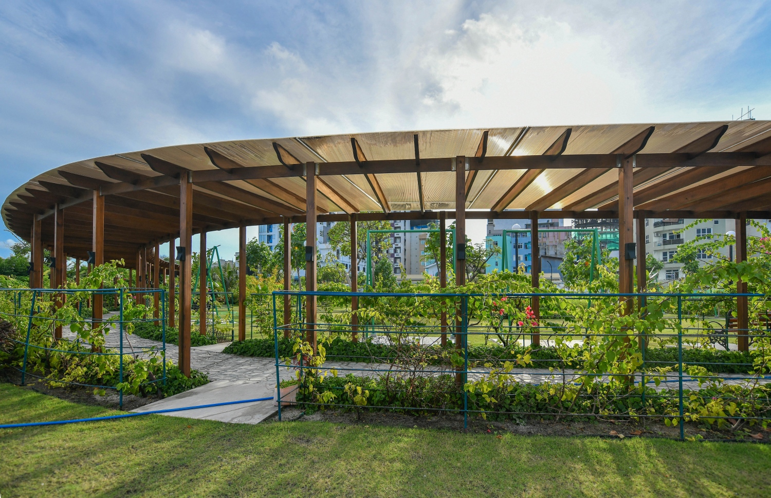 އާ ޕާކްގައި މީހުން ހިނގަން އޮންނަ މަގެއް ހިޔާކޮށްފައި: މިތަން ތަރައްގީކުރަމުން އަންނަތާ މިހާރު އަހަރަކަށް ވުރެ ގިނަ ދުވަސް ވެއްޖެ --ފޮޓޯ: ނިޝާން އަލީ/މިހާރު