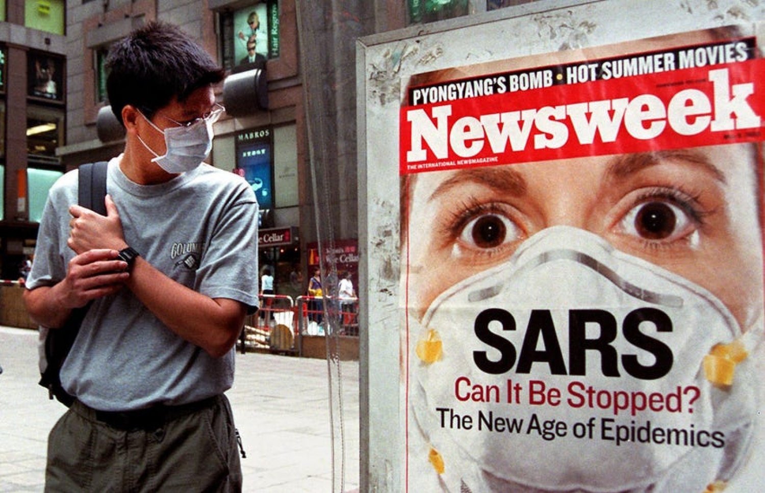 ސާސް ފެތުރުނު އިރު ނިއުސްވީކްގެ ބޭރުގަނޑުގައި އެކަމާ ބެހޭ ގޮތުން ޖެހި ފޮޓޯއަކާ ދިމާއަށް މީހަކު ބަލަހައްޓައިގެން: ސާސް ހުއްޓުމުގައި ވައިރަސްއަށް އައި ބަދަލުތައް ވެސް މުހިންމު ރޯލެއް ކުޅުނު