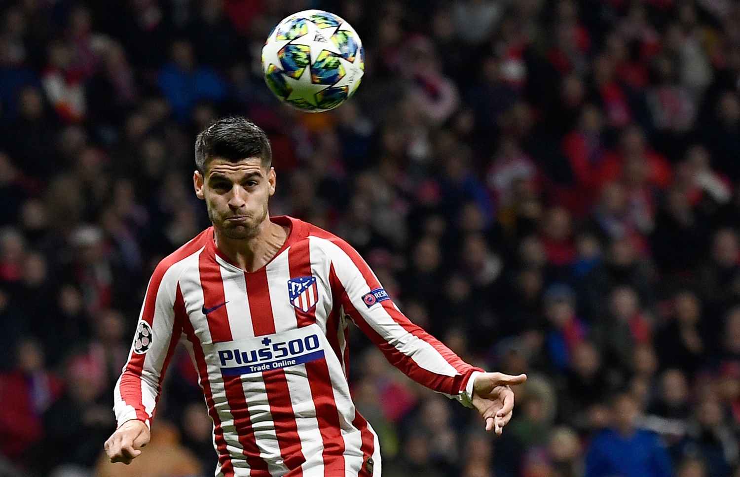 އެތުލެޓިކޯ މެޗެއްގެ ތެރެއިން މޮރާޓާ ބޮލުން ބޯޅަ ފޮނުވާލަނީ.-- ފޮޓޯ: އޭއެފްޕީ