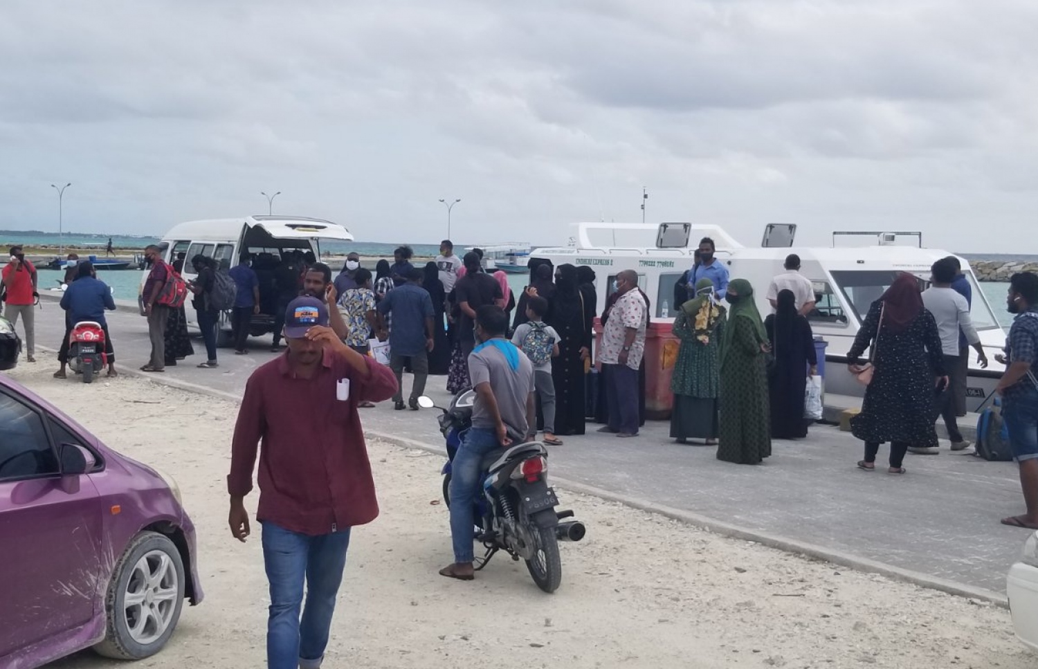 ލ. ގަމު ރީޖަނަލް ހޮސްޕިޓަލުން ފަރުވާ ހޯދަން މިދިޔަ އަންގާރަ ދުވަހު ދިޔަ ބަޔަކު ގަމު ޖެޓީ ސަރަހައްދުގައި.