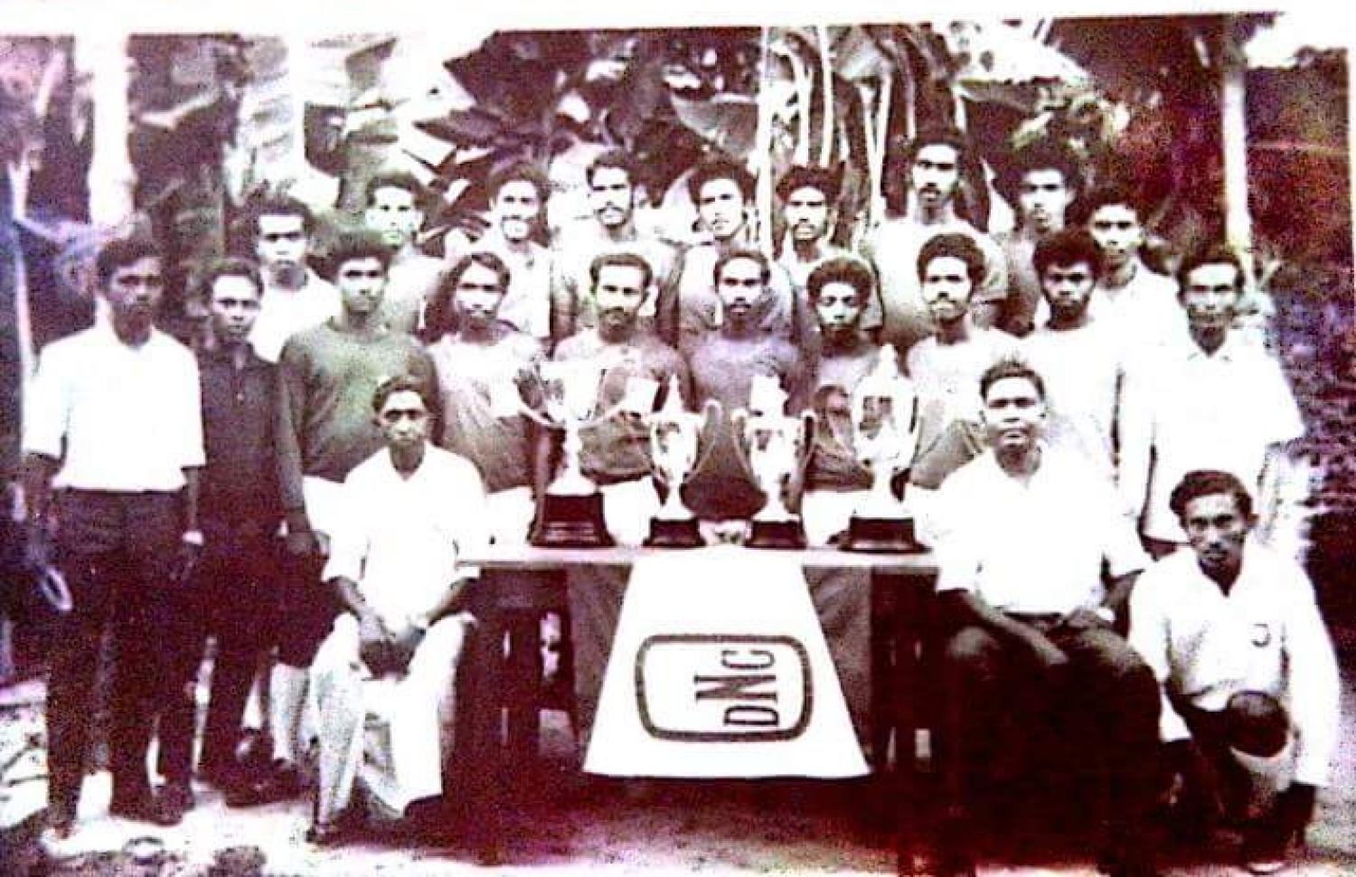 ޑީއެންސީ ފުޓްބޯޅަ ކްލަބުގެ މެމްބަރުން ގްރޫޕް ފޮޓޯއެއްގައި.