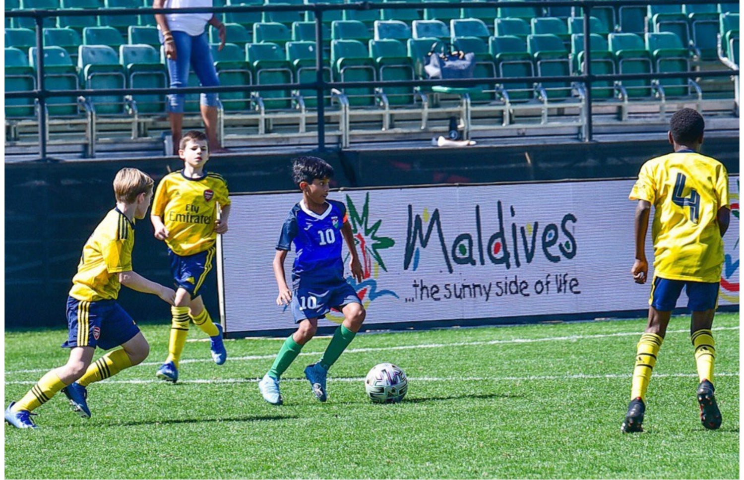 ދުބާއީ މުބާރާތުގައި ޖޫނިއާ ގައުމީ ޓީމު އާސެނަލާ ދެކޮޅަށް ކުޅުނު މެޗުގެ ތެރެއިން އީތަން (މ) ބޯޅަ ހިފައިގެން.