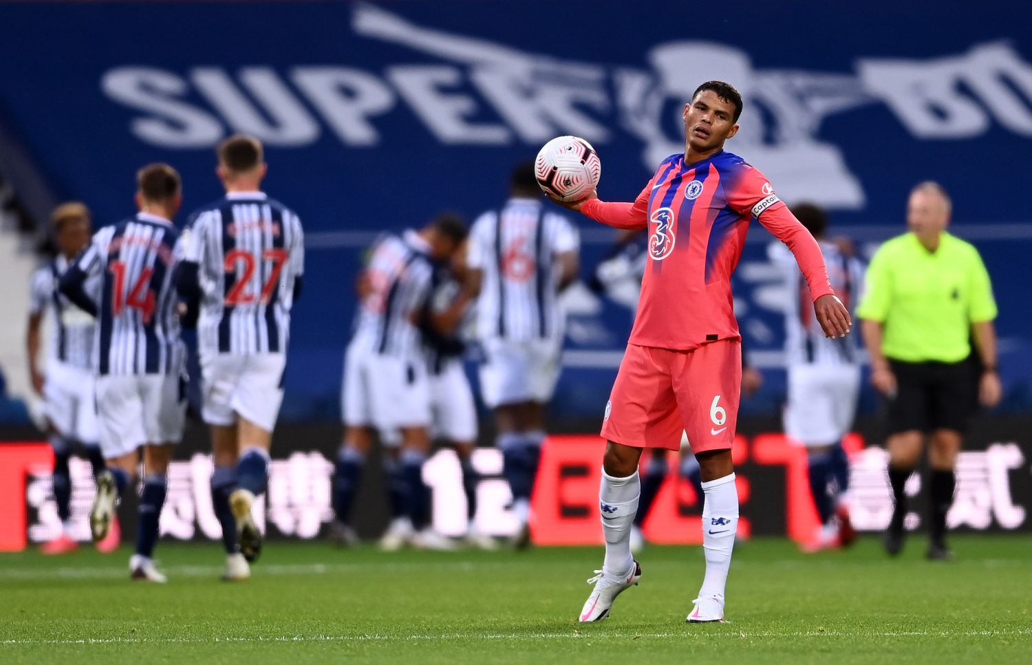 ރޭގެ މެޗުގައި ޗެލްސީގެ ތިއާގޯ ސިލްވާ ބޯޅަ ހިފައިގެން. -- ފޮޓޯ: އޭއެފްޕީ