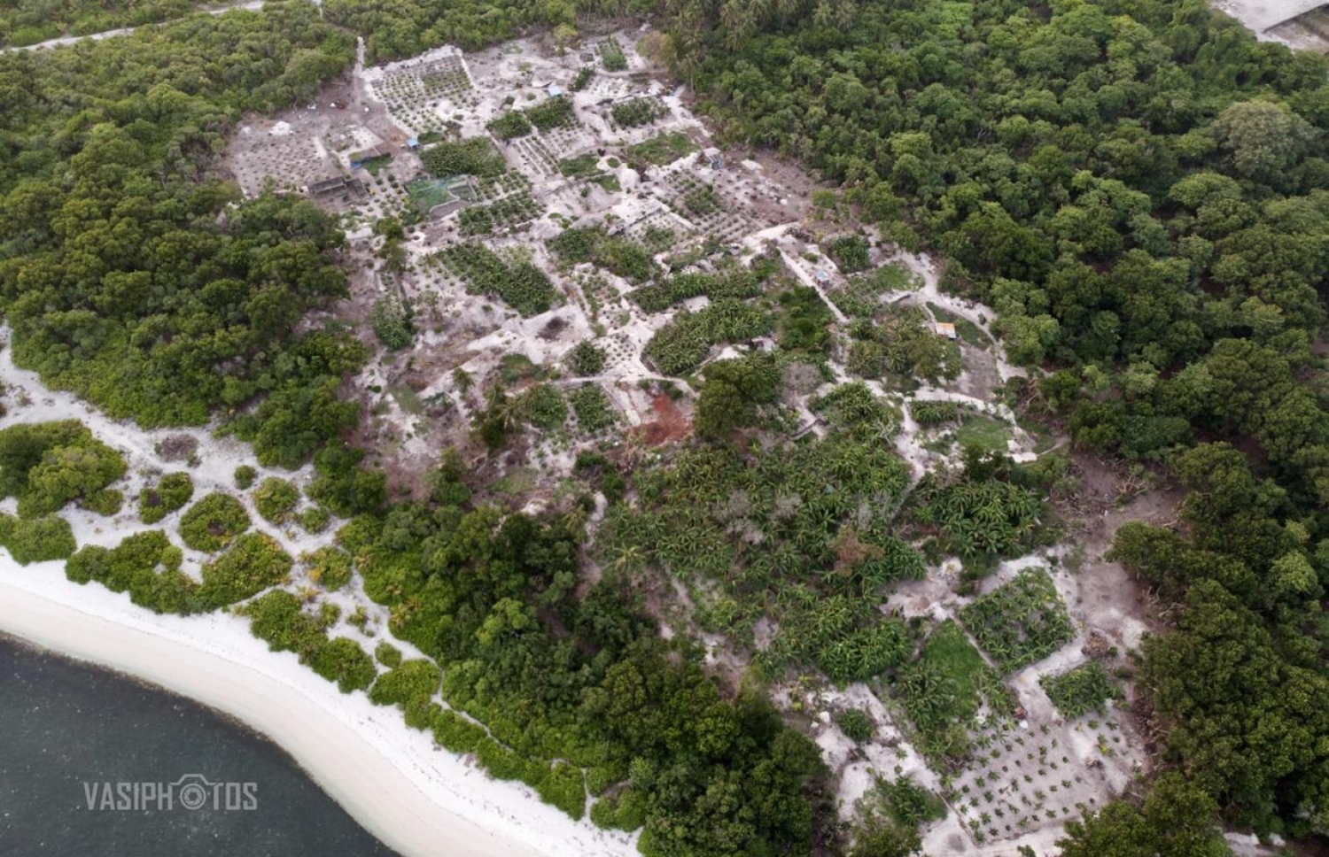 މަކުނުދޫގައި ފަތްކެޔޮ ހެއްދުމަށް ކައުންސިލުން ދޫކޮށްފައިވާ ސަރަހައްދެއް: އެ ރަށުގެ ގިނަ ހުސް ބިންތައް މިހާރު ބޭނުންކުރަނީ ދަނޑުވެރިކަމަށް-- ފޮޓޯ:ވާސިފުޓޯސް