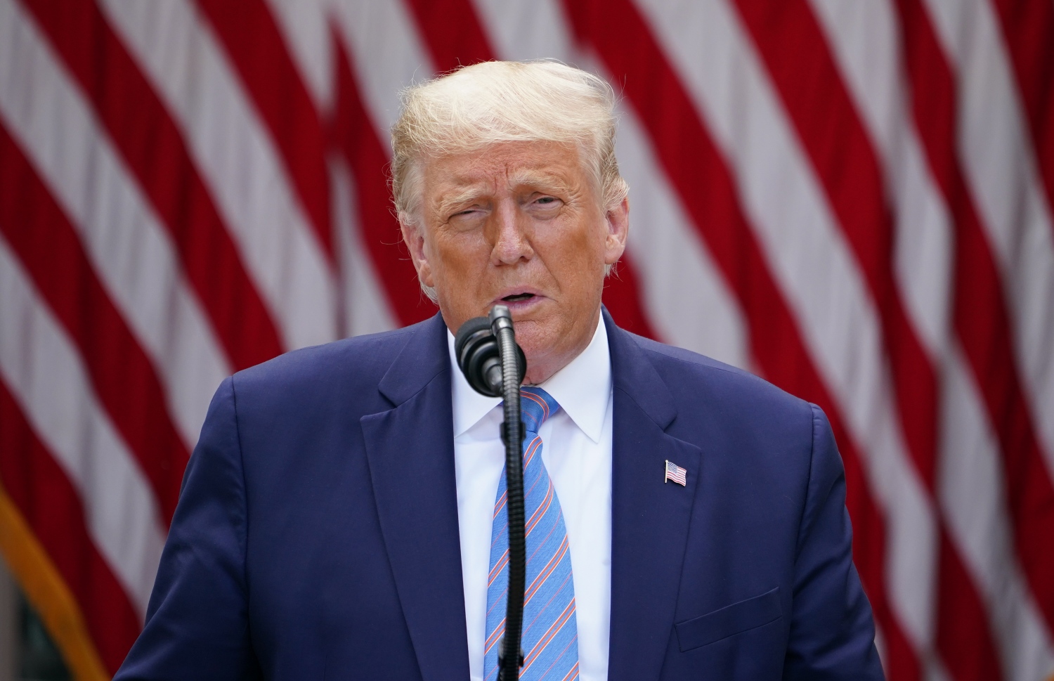 ވައިޓް ހައުސްގެ ރޯޒް ގާޑަންގައި ޑޮނަލްޑް ޓްރަމްޕް އިއްޔެ ނޫސްވެރިންނާ ވާހަކަ ދައްކަވަނީ. --ފޮޓޯ:އޭއެފްޕީ